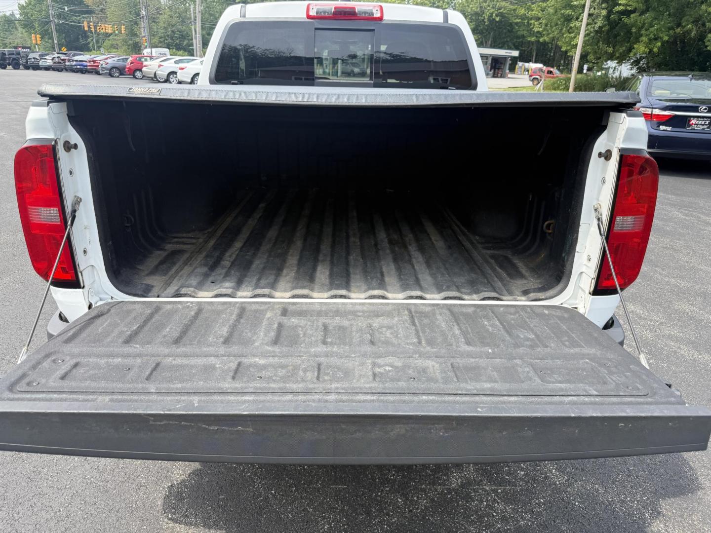 2016 White /Black Chevrolet Colorado LT Crew Cab 4WD Short Box (1GCGTCE36G1) with an 3.6L V6 DOHC 24V GAS engine, 6A transmission, located at 11115 Chardon Rd. , Chardon, OH, 44024, (440) 214-9705, 41.580246, -81.241943 - Photo#10