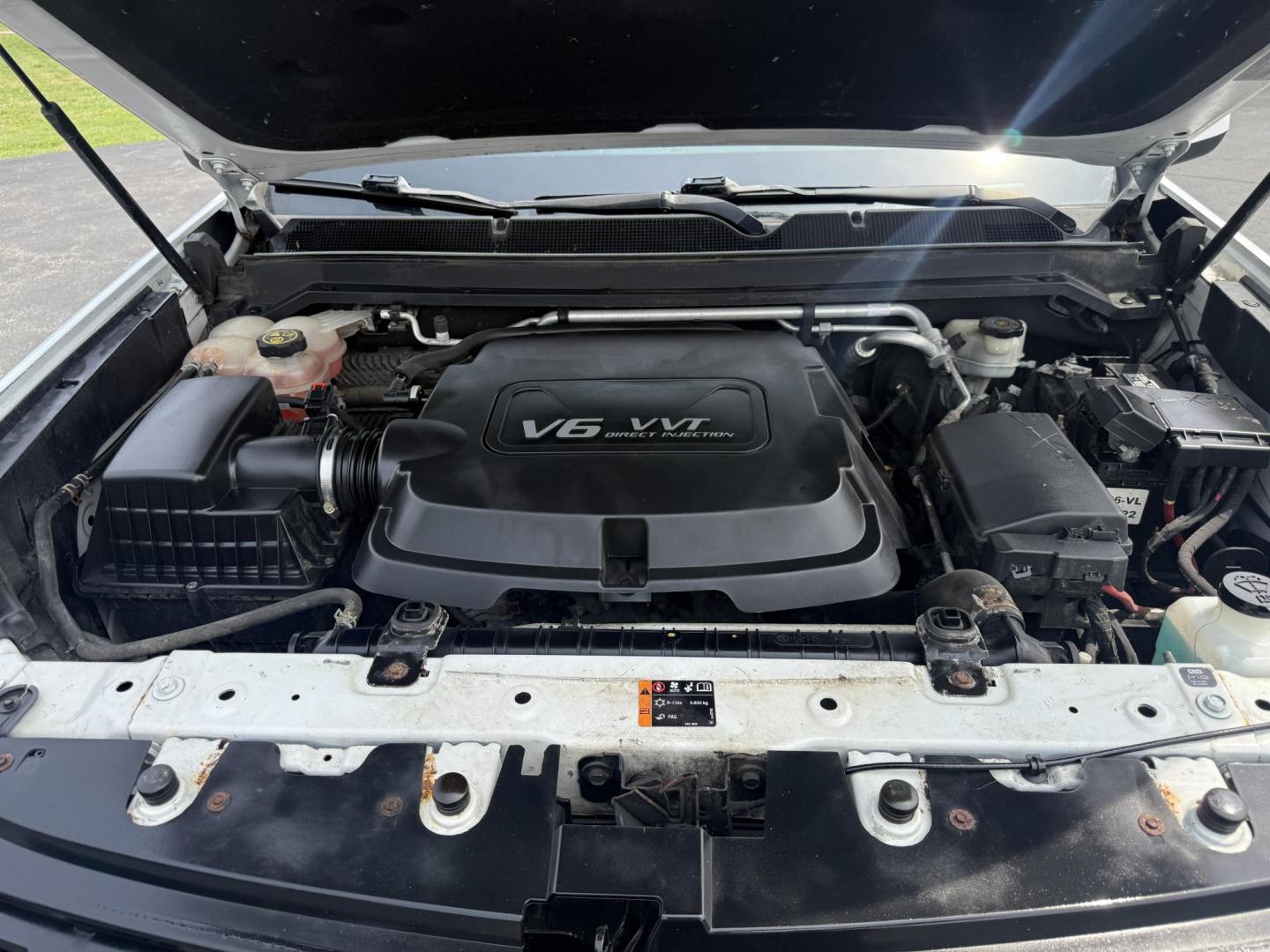 2016 White /Black Chevrolet Colorado LT Crew Cab 4WD Short Box (1GCGTCE36G1) with an 3.6L V6 DOHC 24V GAS engine, 6A transmission, located at 11115 Chardon Rd. , Chardon, OH, 44024, (440) 214-9705, 41.580246, -81.241943 - Photo#16