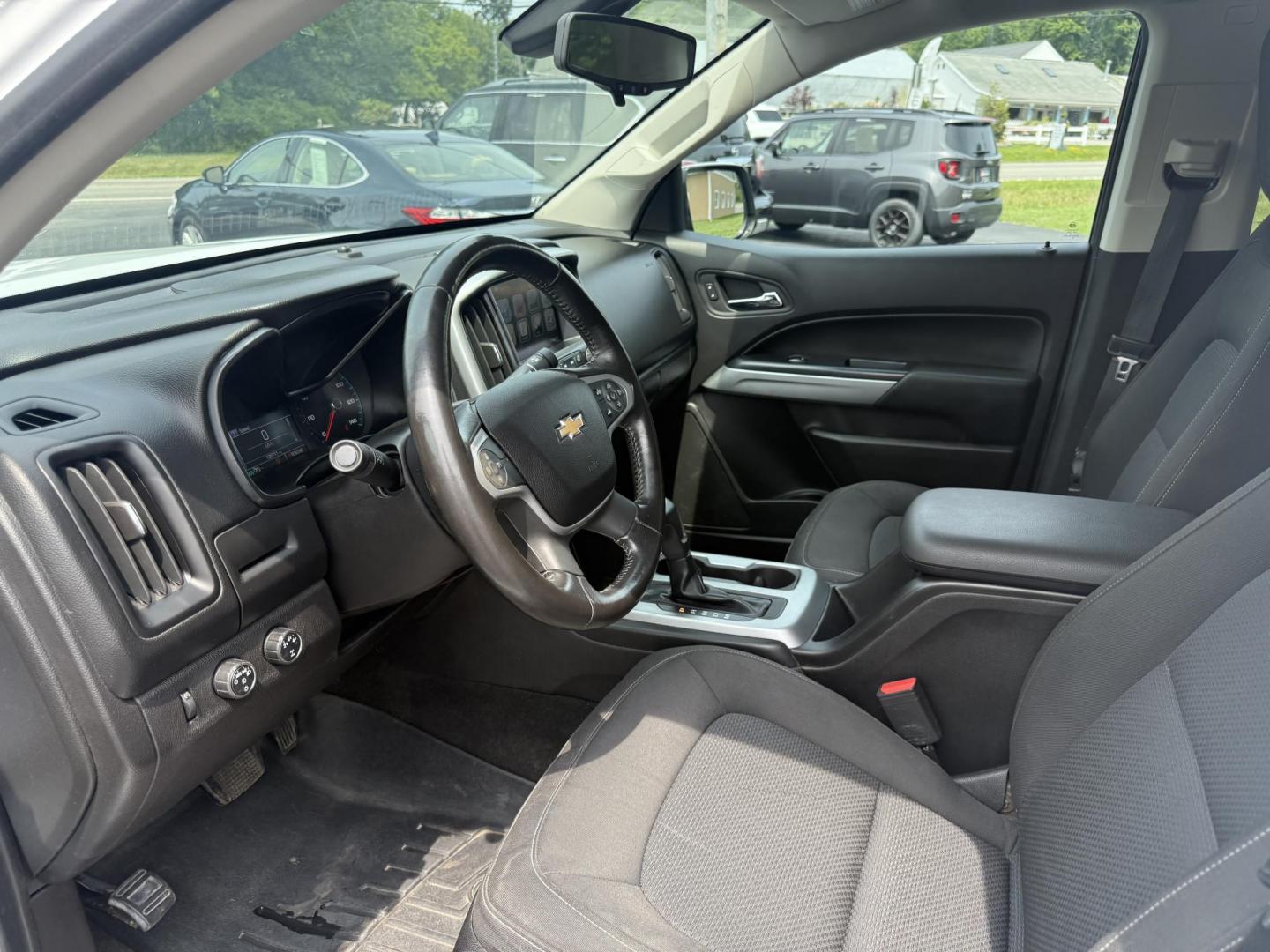 2016 White /Black Chevrolet Colorado LT Crew Cab 4WD Short Box (1GCGTCE36G1) with an 3.6L V6 DOHC 24V GAS engine, 6A transmission, located at 11115 Chardon Rd. , Chardon, OH, 44024, (440) 214-9705, 41.580246, -81.241943 - Photo#17