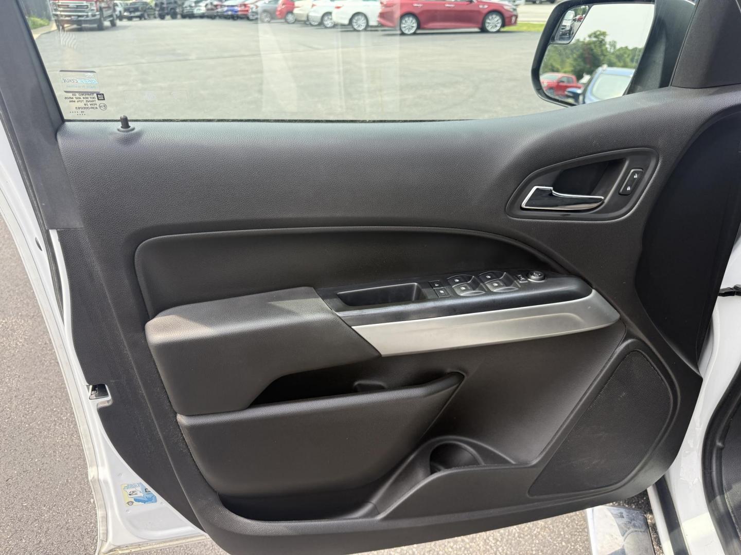 2016 White /Black Chevrolet Colorado LT Crew Cab 4WD Short Box (1GCGTCE36G1) with an 3.6L V6 DOHC 24V GAS engine, 6A transmission, located at 11115 Chardon Rd. , Chardon, OH, 44024, (440) 214-9705, 41.580246, -81.241943 - Photo#18