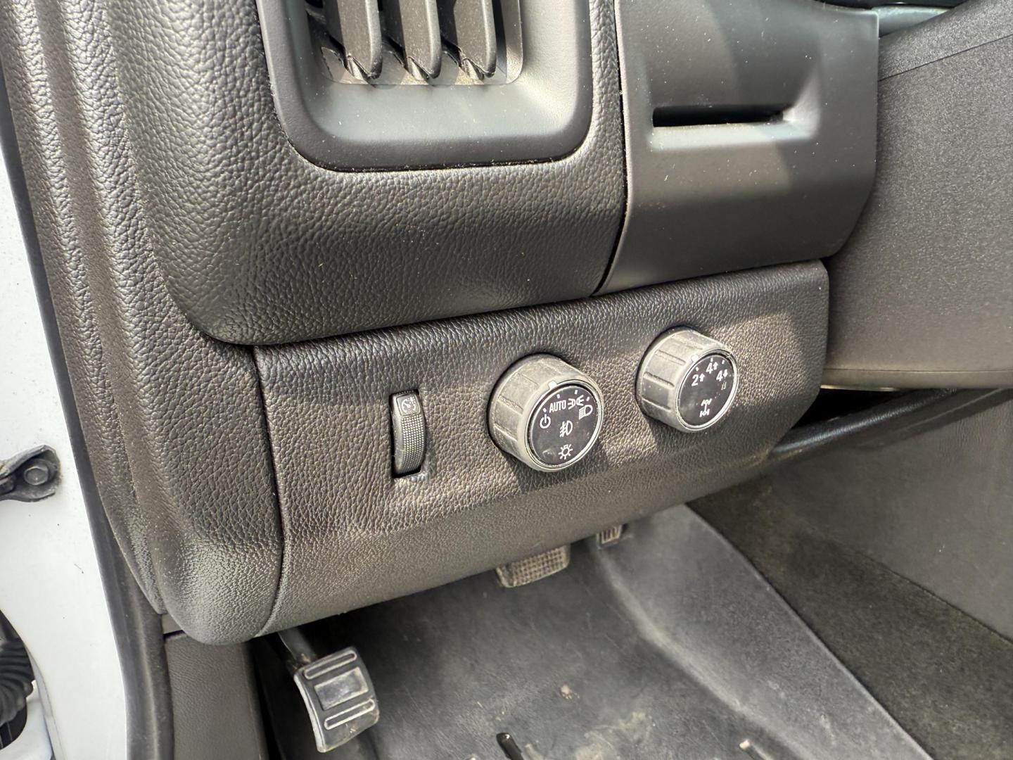 2016 White /Black Chevrolet Colorado LT Crew Cab 4WD Short Box (1GCGTCE36G1) with an 3.6L V6 DOHC 24V GAS engine, 6A transmission, located at 11115 Chardon Rd. , Chardon, OH, 44024, (440) 214-9705, 41.580246, -81.241943 - Photo#21