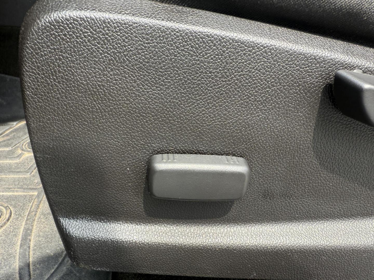 2016 White /Black Chevrolet Colorado LT Crew Cab 4WD Short Box (1GCGTCE36G1) with an 3.6L V6 DOHC 24V GAS engine, 6A transmission, located at 11115 Chardon Rd. , Chardon, OH, 44024, (440) 214-9705, 41.580246, -81.241943 - Photo#22