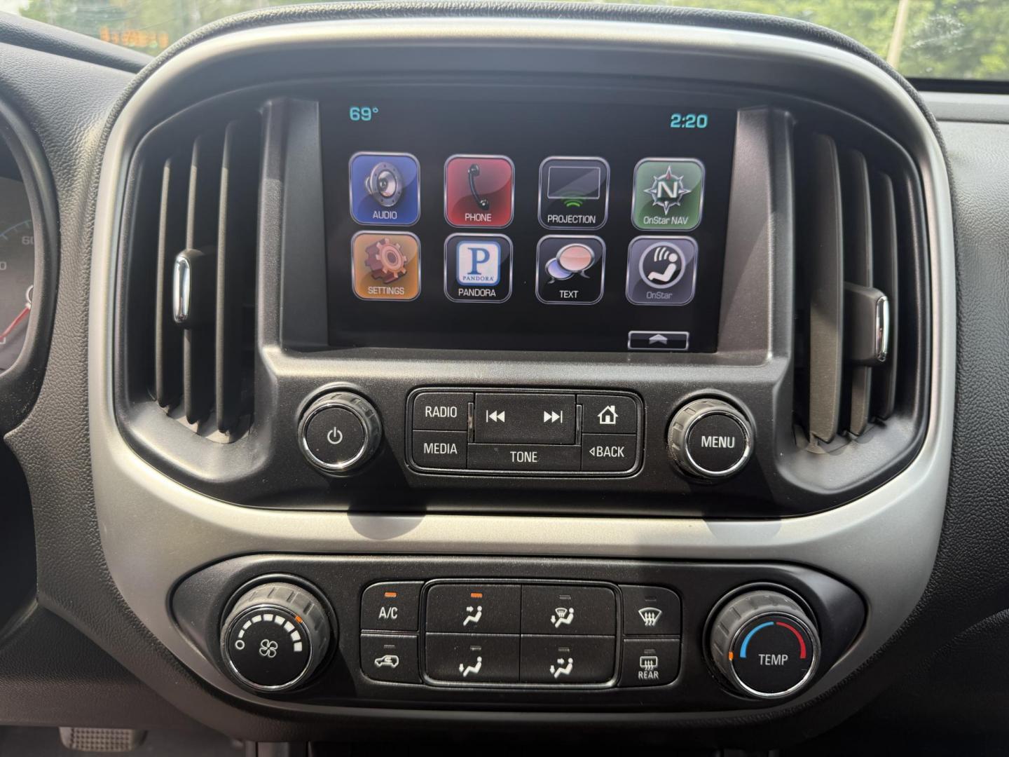 2016 White /Black Chevrolet Colorado LT Crew Cab 4WD Short Box (1GCGTCE36G1) with an 3.6L V6 DOHC 24V GAS engine, 6A transmission, located at 11115 Chardon Rd. , Chardon, OH, 44024, (440) 214-9705, 41.580246, -81.241943 - Photo#27