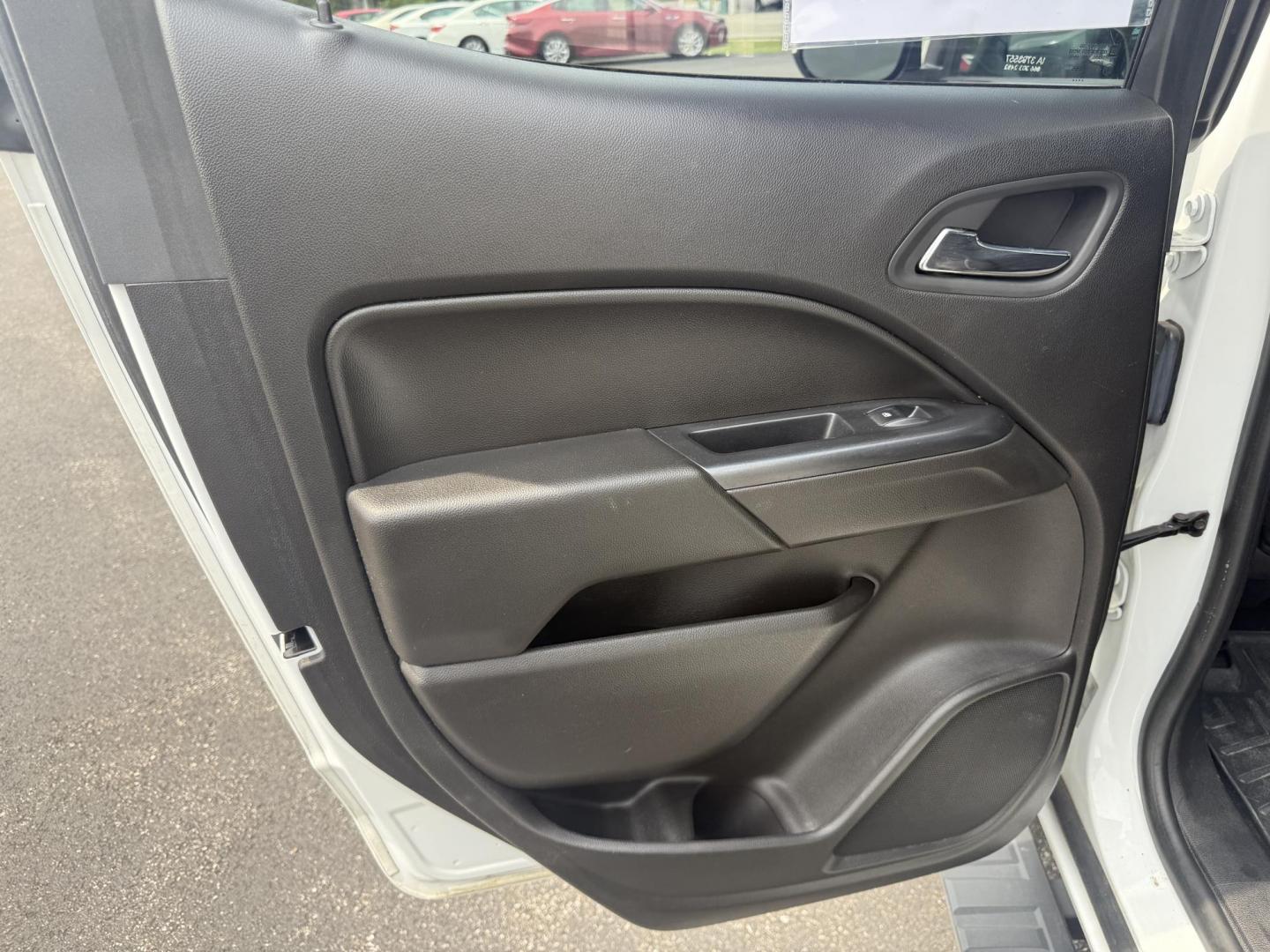 2016 White /Black Chevrolet Colorado LT Crew Cab 4WD Short Box (1GCGTCE36G1) with an 3.6L V6 DOHC 24V GAS engine, 6A transmission, located at 11115 Chardon Rd. , Chardon, OH, 44024, (440) 214-9705, 41.580246, -81.241943 - Photo#33