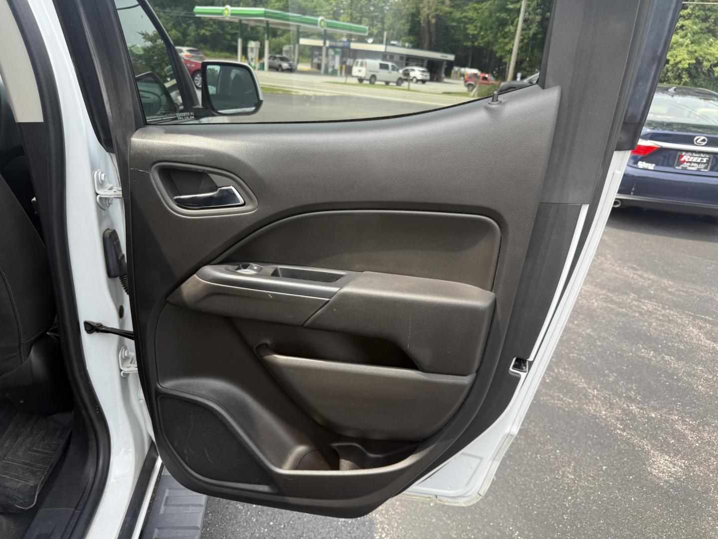 2016 White /Black Chevrolet Colorado LT Crew Cab 4WD Short Box (1GCGTCE36G1) with an 3.6L V6 DOHC 24V GAS engine, 6A transmission, located at 11115 Chardon Rd. , Chardon, OH, 44024, (440) 214-9705, 41.580246, -81.241943 - Photo#37