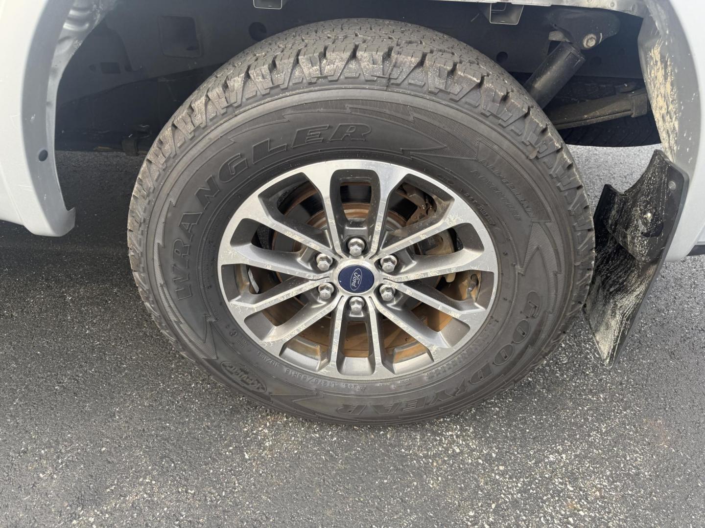 2018 Silver /Black Ford F-150 XLT SuperCrew 5.5-ft. Bed 4WD (1FTEW1EP0JK) with an 2.7L V6 DOHC 24V TWIN TURBO engine, 10 Speed Auto transmission, located at 547 E. Main St., Orwell, OH, 44076, (440) 437-5893, 41.535435, -80.847855 - This One Owner 2018 Ford F-150 is from Florida and it really shows underneath. Powered by Ford's incredible 2.7 Twin Turbo EcoBoost V6 engine and a 10 speed automatic transmission this truck will tow up to 7,600 pounds while achieving a respectable fuel economy of 24 MPG highway. On the inside you g - Photo#13