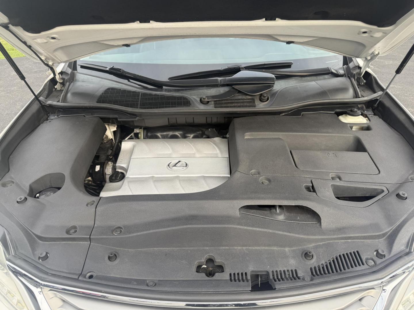 2015 White /Black Lexus RX 350 AWD (2T2BK1BA7FC) with an 3.5L V6 DOHC 24V engine, 6-Speed Automatic transmission, located at 11115 Chardon Rd. , Chardon, OH, 44024, (440) 214-9705, 41.580246, -81.241943 - This Lexus is a luxury SUV with Toyota reliability. Powered by Toyota's 3.5 V6 engine and a 6 speed automatic transmission this SUV offers butter smooth power delivery while not hurting at the pump. On the inside you'll find a leather wrapped interior with powered heated and cooled front seats, a pr - Photo#13