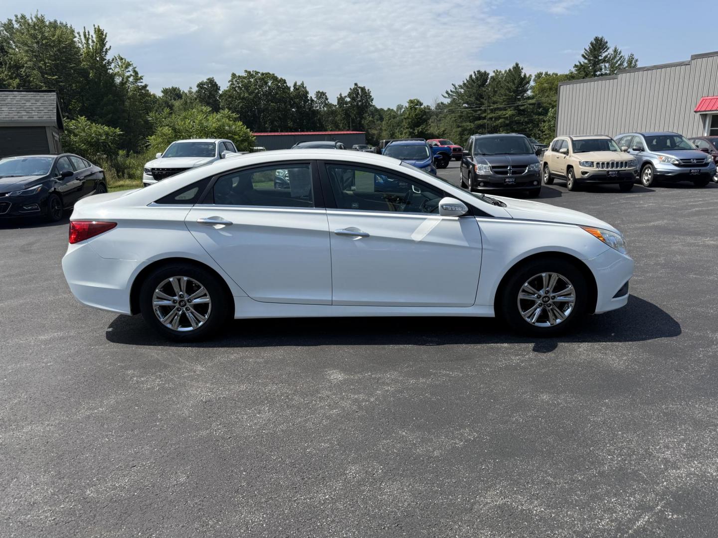 2014 White /Brown Hyundai Sonata GLS (5NPEB4AC8EH) with an 2.4L I4 DOHC 16V engine, 6-Speed Automatic transmission, located at 547 E. Main St., Orwell, OH, 44076, (440) 437-5893, 41.535435, -80.847855 - This One Owner 2014 Hyundai Sonata GLS with a leather interior combines comfort and style with its premium seating, complementing the vehicle's features like the 2.4L I4 GDI engine, 6-speed automatic transmission, active ECO mode, power driver’s seat, heated front seats, a 4.3-inch touchscreen, an - Photo#5