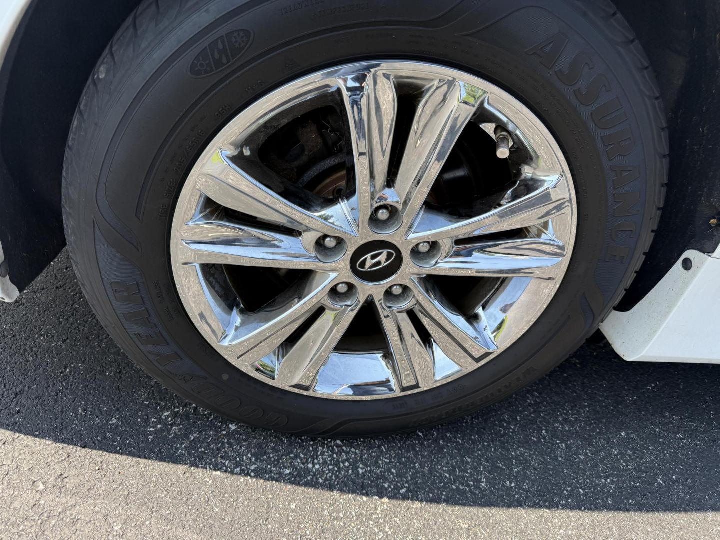 2014 White /Brown Hyundai Sonata GLS (5NPEB4AC8EH) with an 2.4L I4 DOHC 16V engine, 6-Speed Automatic transmission, located at 547 E. Main St., Orwell, OH, 44076, (440) 437-5893, 41.535435, -80.847855 - This One Owner 2014 Hyundai Sonata GLS with a leather interior combines comfort and style with its premium seating, complementing the vehicle's features like the 2.4L I4 GDI engine, 6-speed automatic transmission, active ECO mode, power driver’s seat, heated front seats, a 4.3-inch touchscreen, an - Photo#6