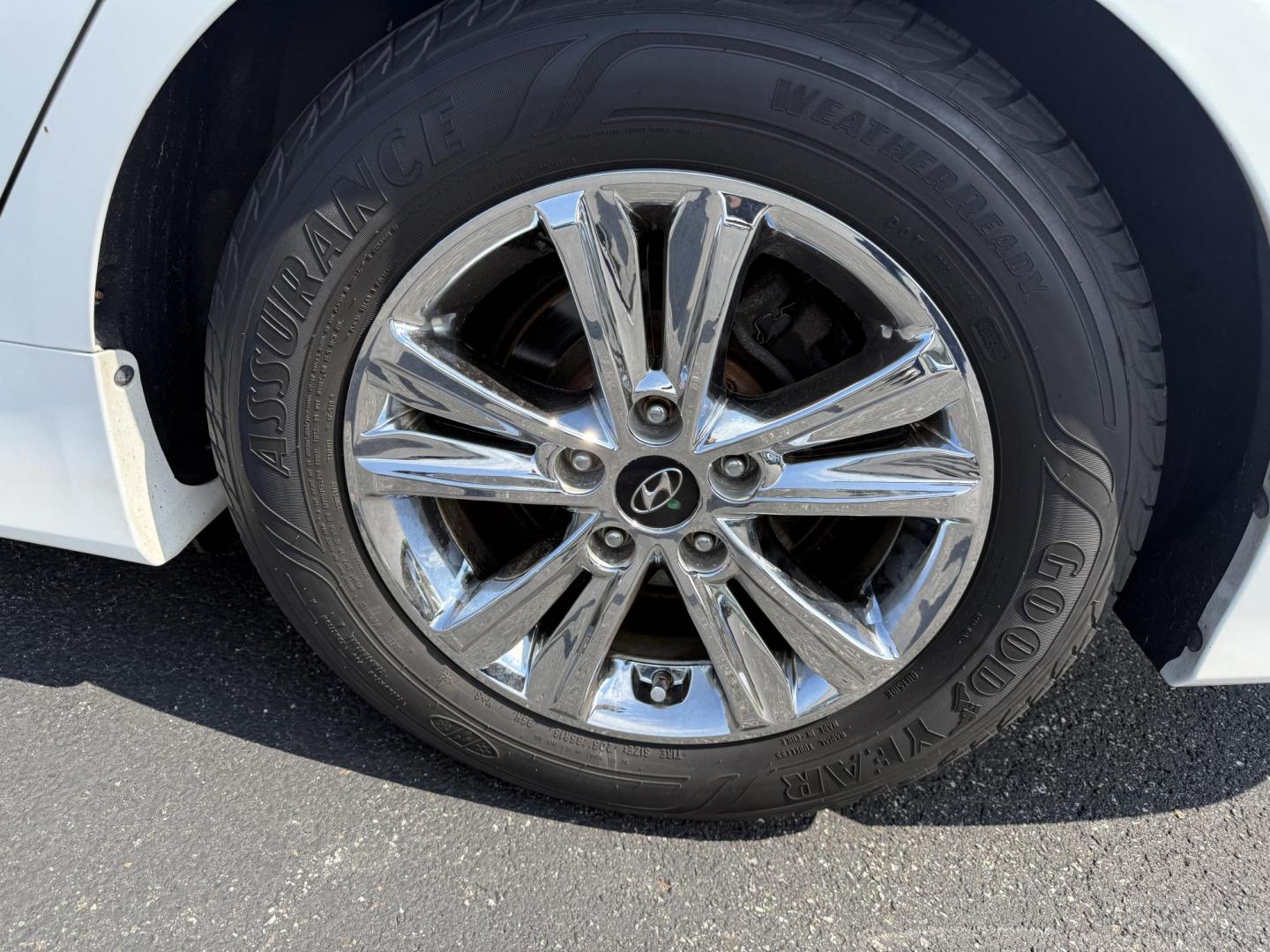 2014 White /Brown Hyundai Sonata GLS (5NPEB4AC8EH) with an 2.4L I4 DOHC 16V engine, 6-Speed Automatic transmission, located at 547 E. Main St., Orwell, OH, 44076, (440) 437-5893, 41.535435, -80.847855 - This One Owner 2014 Hyundai Sonata GLS with a leather interior combines comfort and style with its premium seating, complementing the vehicle's features like the 2.4L I4 GDI engine, 6-speed automatic transmission, active ECO mode, power driver’s seat, heated front seats, a 4.3-inch touchscreen, an - Photo#11