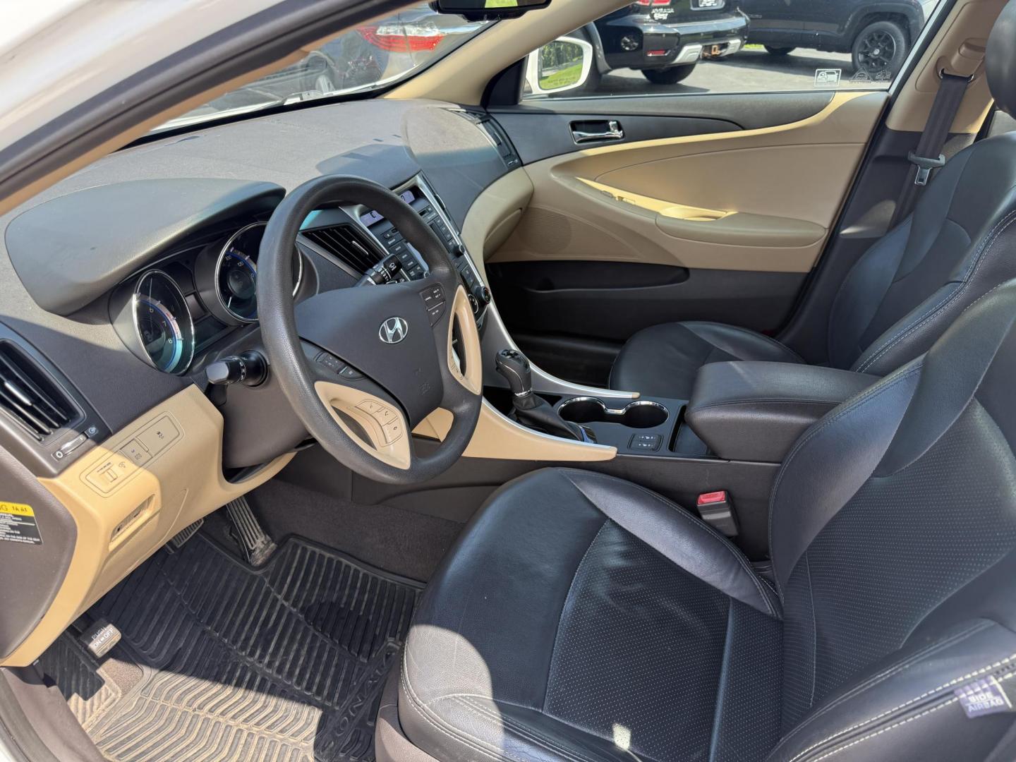 2014 White /Brown Hyundai Sonata GLS (5NPEB4AC8EH) with an 2.4L I4 DOHC 16V engine, 6-Speed Automatic transmission, located at 547 E. Main St., Orwell, OH, 44076, (440) 437-5893, 41.535435, -80.847855 - This One Owner 2014 Hyundai Sonata GLS with a leather interior combines comfort and style with its premium seating, complementing the vehicle's features like the 2.4L I4 GDI engine, 6-speed automatic transmission, active ECO mode, power driver’s seat, heated front seats, a 4.3-inch touchscreen, an - Photo#15