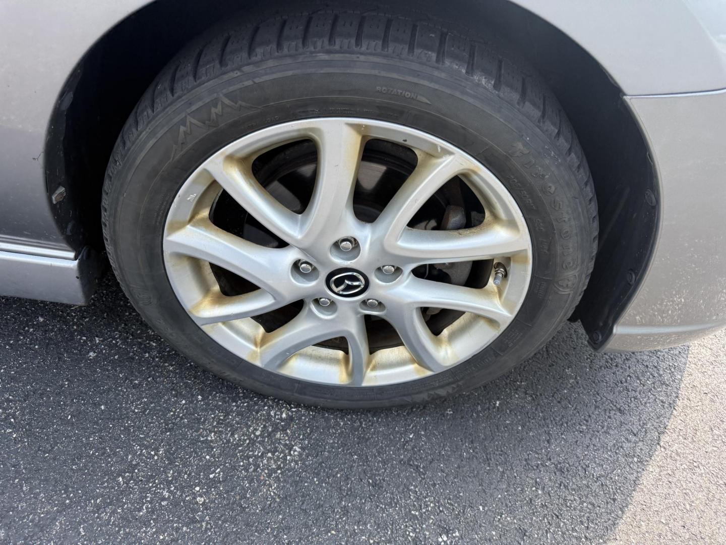 2015 Silver /Black Mazda MAZDA5 Grand Touring (JM1CW2DL0F0) with an 2.5L I4 DOHC 16V engine, 5-Speed Automatic transmission, located at 11115 Chardon Rd. , Chardon, OH, 44024, (440) 214-9705, 41.580246, -81.241943 - This 2015 Mazda Mazda 5 with a 2.5L I4 engine and 5-speed automatic transmission offers a versatile and comfortable minivan, achieving approximately 29 MPG highway. It features a leather interior, second-row captain’s seats, heated front seats, automatic climate control, a power moonroof, dusk-sen - Photo#4