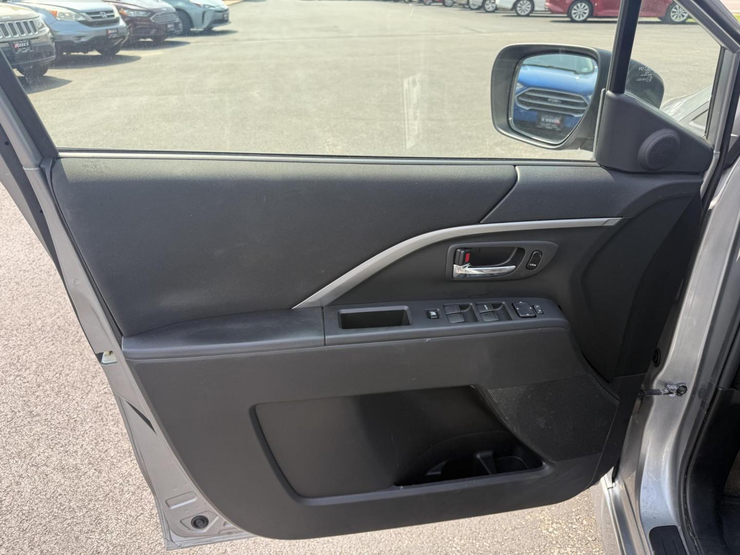 2015 Silver /Black Mazda MAZDA5 Grand Touring (JM1CW2DL0F0) with an 2.5L I4 DOHC 16V engine, 5-Speed Automatic transmission, located at 11115 Chardon Rd. , Chardon, OH, 44024, (440) 214-9705, 41.580246, -81.241943 - This 2015 Mazda Mazda 5 with a 2.5L I4 engine and 5-speed automatic transmission offers a versatile and comfortable minivan, achieving approximately 29 MPG highway. It features a leather interior, second-row captain’s seats, heated front seats, automatic climate control, a power moonroof, dusk-sen - Photo#16