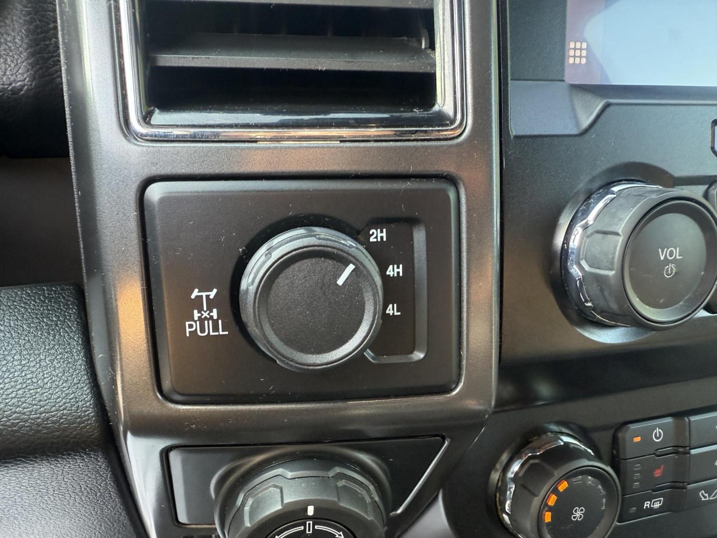 2020 Black /Black Ford F-150 XLT SuperCrew 5.5-ft. Bed 4WD (1FTEW1E43LF) with an 3.5L V6 TWIN TURBO engine, 10 Speed Auto transmission, located at 547 E. Main St., Orwell, OH, 44076, (440) 437-5893, 41.535435, -80.847855 - This 2020 Ford F-150 XLT Crew Cab 4WD with the 3.5L twin-turbo EcoBoost V6 engine and 10-speed automatic transmission offers impressive capability and technology, including a 10,500-pound towing capacity, 375 horsepower, and 470 lb-ft of torque, with selectable driving modes and a locking rear diffe - Photo#31