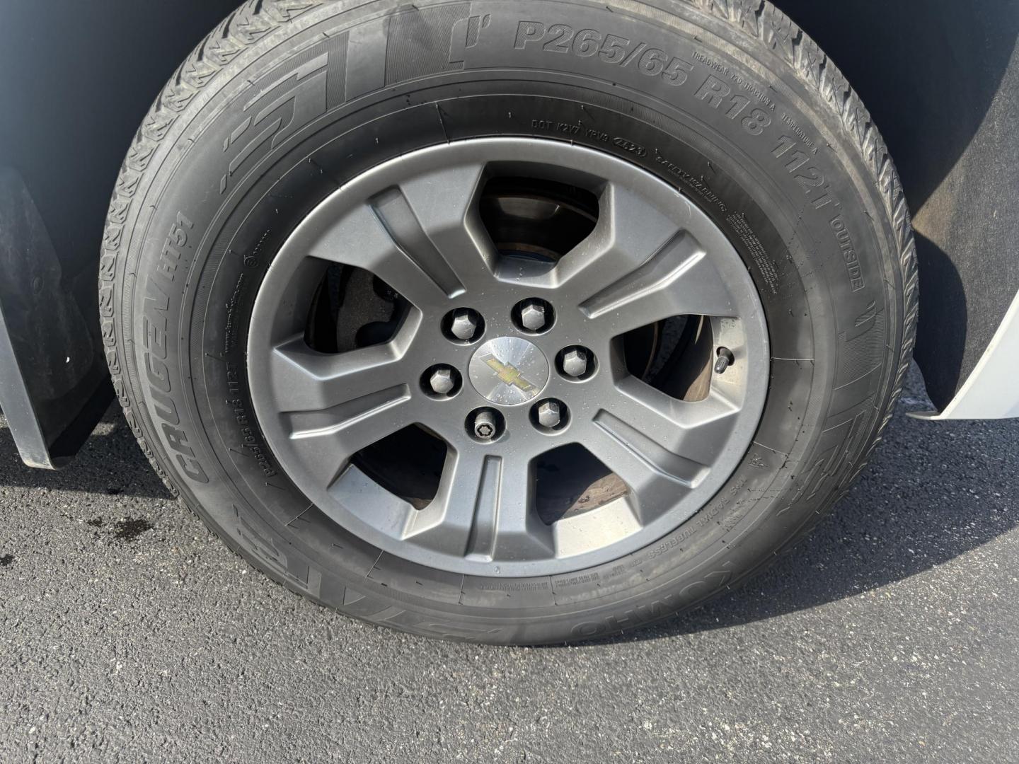 2016 White /Black Chevrolet Tahoe LT 4WD (1GNSKBKCXGR) with an 5.3L V8 OHV 16V engine, 6A transmission, located at 11115 Chardon Rd. , Chardon, OH, 44024, (440) 214-9705, 41.580246, -81.241943 - This 2016 Chevrolet Tahoe LT Z71 4WD is a well-equipped full-size SUV featuring a 5.3L EcoTec V8 engine paired with a 6-speed automatic transmission and 3.42 gearing, delivering an 8,200-pound towing capacity. It boasts a luxurious leather interior with heated and power front seats, heated second-ro - Photo#4