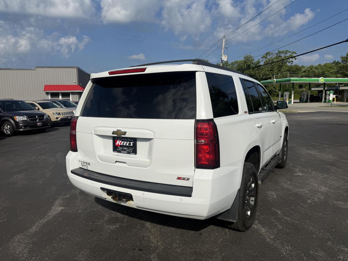 2016 White /Black Chevrolet Tahoe LT 4WD (1GNSKBKCXGR) with an 5.3L V8 OHV 16V engine, 6A transmission, located at 11115 Chardon Rd. , Chardon, OH, 44024, (440) 214-9705, 41.580246, -81.241943 - This 2016 Chevrolet Tahoe LT Z71 4WD is a well-equipped full-size SUV featuring a 5.3L EcoTec V8 engine paired with a 6-speed automatic transmission and 3.42 gearing, delivering an 8,200-pound towing capacity. It boasts a luxurious leather interior with heated and power front seats, heated second-ro - Photo#9