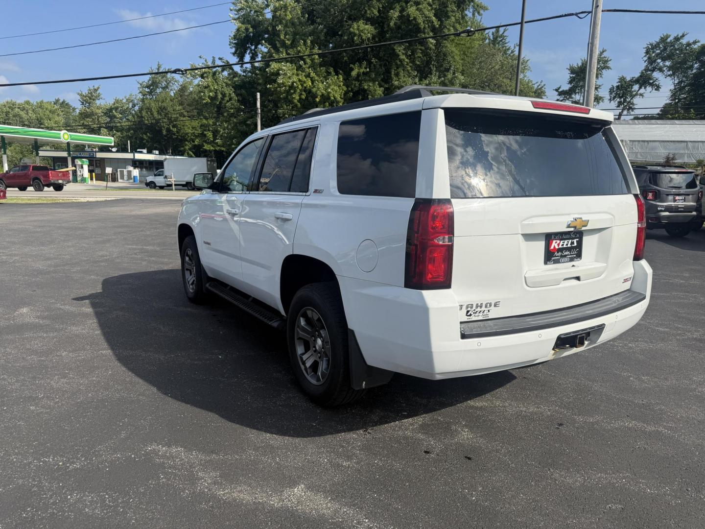 2016 White /Black Chevrolet Tahoe LT 4WD (1GNSKBKCXGR) with an 5.3L V8 OHV 16V engine, 6A transmission, located at 11115 Chardon Rd. , Chardon, OH, 44024, (440) 214-9705, 41.580246, -81.241943 - This 2016 Chevrolet Tahoe LT Z71 4WD is a well-equipped full-size SUV featuring a 5.3L EcoTec V8 engine paired with a 6-speed automatic transmission and 3.42 gearing, delivering an 8,200-pound towing capacity. It boasts a luxurious leather interior with heated and power front seats, heated second-ro - Photo#11