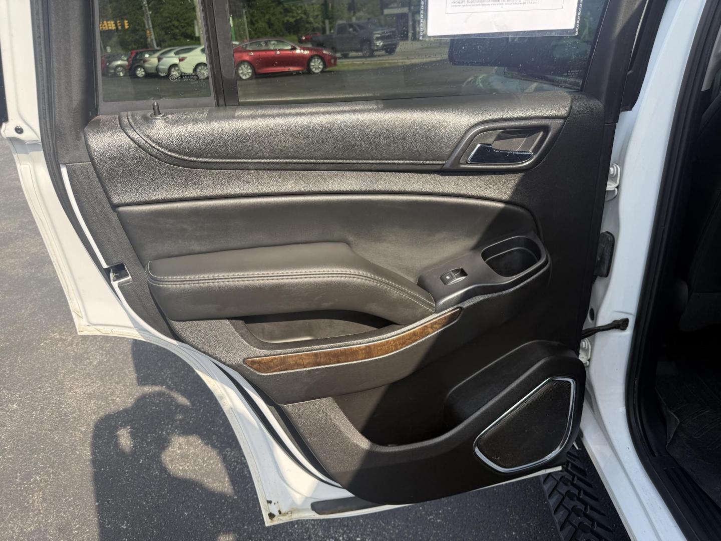 2016 White /Black Chevrolet Tahoe LT 4WD (1GNSKBKCXGR) with an 5.3L V8 OHV 16V engine, 6A transmission, located at 11115 Chardon Rd. , Chardon, OH, 44024, (440) 214-9705, 41.580246, -81.241943 - This 2016 Chevrolet Tahoe LT Z71 4WD is a well-equipped full-size SUV featuring a 5.3L EcoTec V8 engine paired with a 6-speed automatic transmission and 3.42 gearing, delivering an 8,200-pound towing capacity. It boasts a luxurious leather interior with heated and power front seats, heated second-ro - Photo#40
