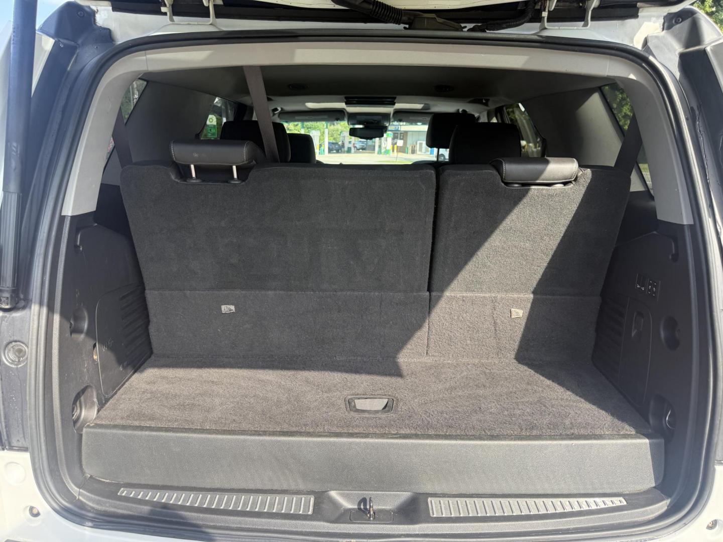 2016 White /Black Chevrolet Tahoe LT 4WD (1GNSKBKCXGR) with an 5.3L V8 OHV 16V engine, 6A transmission, located at 11115 Chardon Rd. , Chardon, OH, 44024, (440) 214-9705, 41.580246, -81.241943 - This 2016 Chevrolet Tahoe LT Z71 4WD is a well-equipped full-size SUV featuring a 5.3L EcoTec V8 engine paired with a 6-speed automatic transmission and 3.42 gearing, delivering an 8,200-pound towing capacity. It boasts a luxurious leather interior with heated and power front seats, heated second-ro - Photo#43