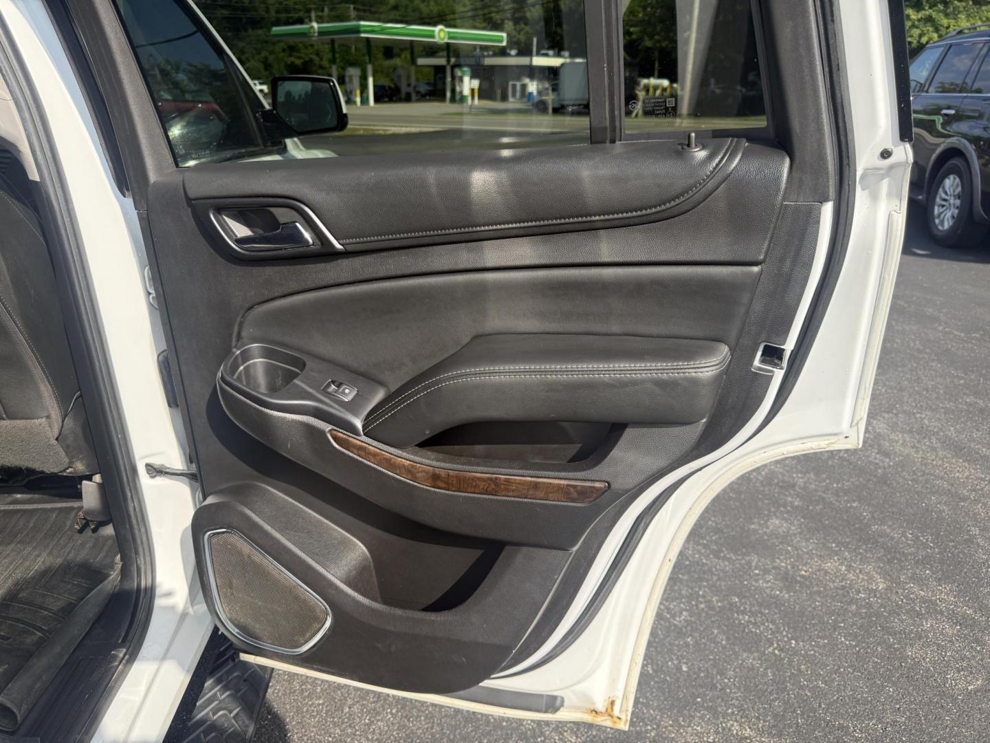 2016 White /Black Chevrolet Tahoe LT 4WD (1GNSKBKCXGR) with an 5.3L V8 OHV 16V engine, 6A transmission, located at 11115 Chardon Rd. , Chardon, OH, 44024, (440) 214-9705, 41.580246, -81.241943 - This 2016 Chevrolet Tahoe LT Z71 4WD is a well-equipped full-size SUV featuring a 5.3L EcoTec V8 engine paired with a 6-speed automatic transmission and 3.42 gearing, delivering an 8,200-pound towing capacity. It boasts a luxurious leather interior with heated and power front seats, heated second-ro - Photo#47