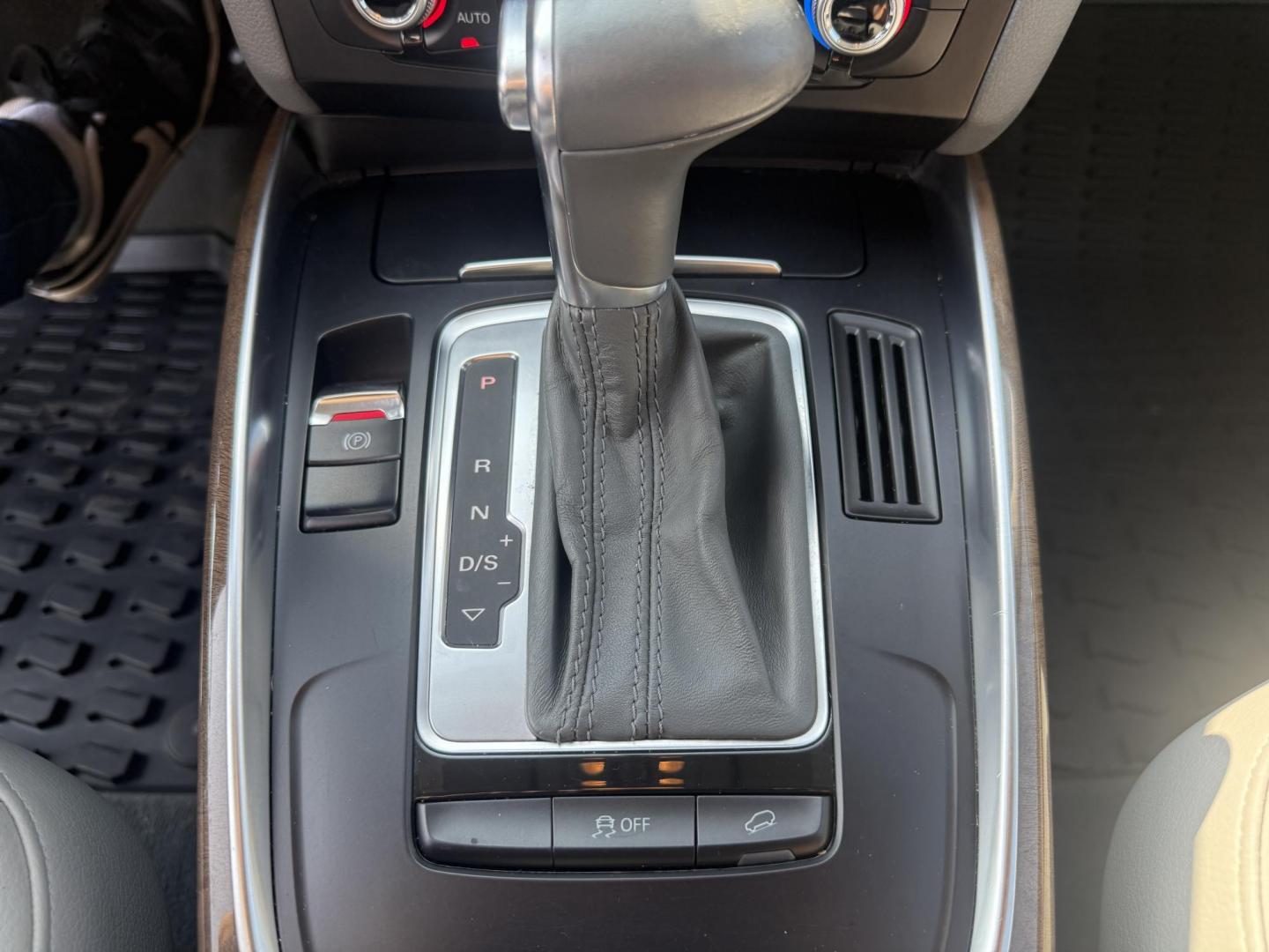 2017 Blue /Gray Audi Q5 2.0T Premium quattro (WA1C2AFP5HA) with an 2.0L I4 DOHC 16V Turbo engine, 8A transmission, located at 11115 Chardon Rd. , Chardon, OH, 44024, (440) 214-9705, 41.580246, -81.241943 - This 2017 Audi Q5 Premium features a 2.0L turbocharged I4 engine paired with an 8-speed automatic transmission and Audi’s renowned Quattro all-wheel drive, offering a blend of performance and efficiency with up to 27 MPG highway. Inside, it offers a refined leather interior, heated and power-adjus - Photo#27