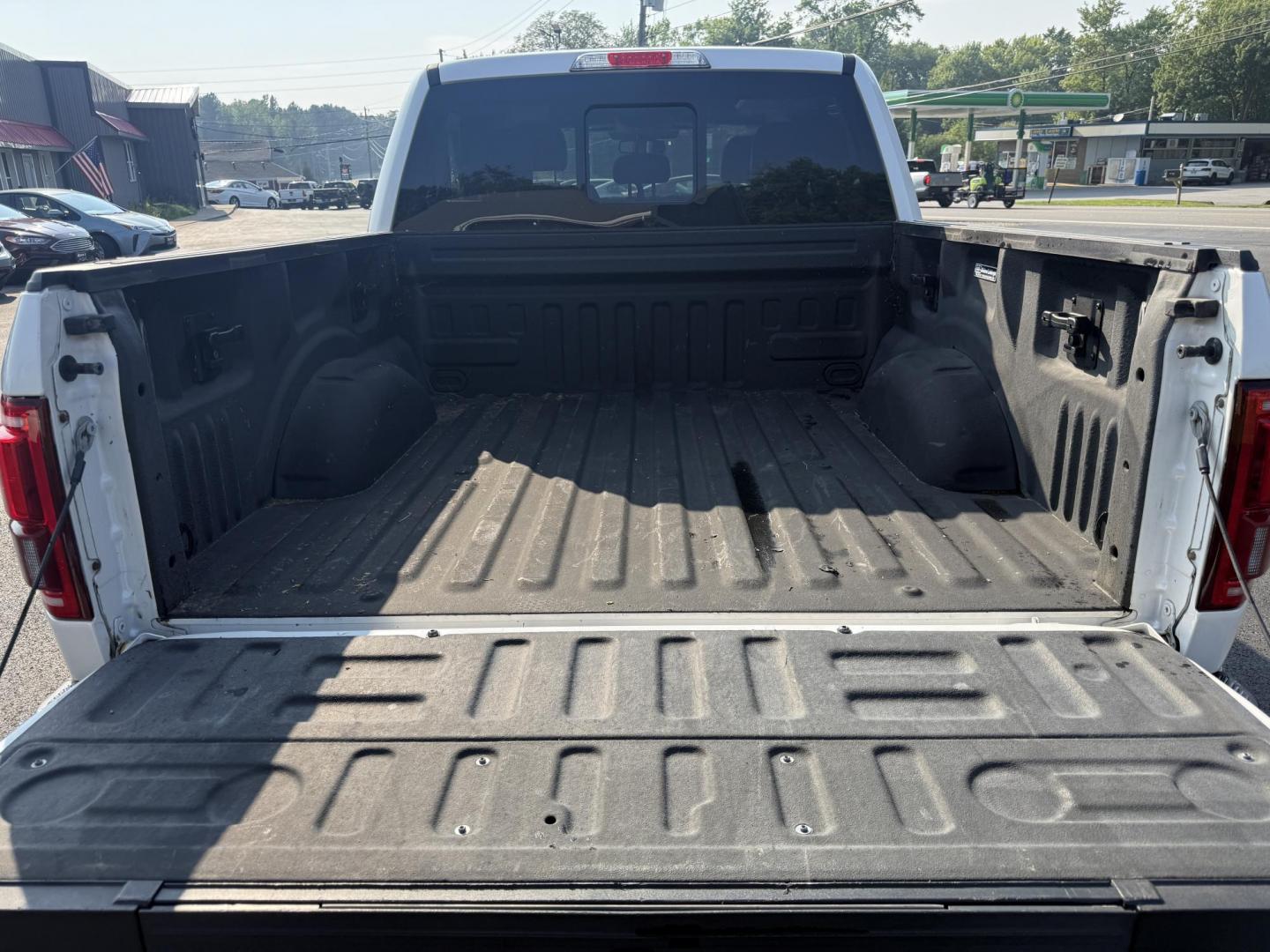2016 White /Black Ford F-150 Lariat SuperCrew 5.5-ft. Bed 4WD (1FTEW1EG4GF) with an 3.5L V6 TWIN TURBO engine, 6A transmission, located at 11115 Chardon Rd. , Chardon, OH, 44024, (440) 214-9705, 41.580246, -81.241943 - This One Owner 2016 Ford F-150 Lariat Crew Cab is a high-performance pickup truck featuring a 3.5L twin-turbo EcoBoost V6 engine, producing 365 HP and 420 lb-ft of torque, paired with a 6-speed automatic transmission and 3.55 gearing. It boasts a luxurious leather interior with heated and cooled pow - Photo#11