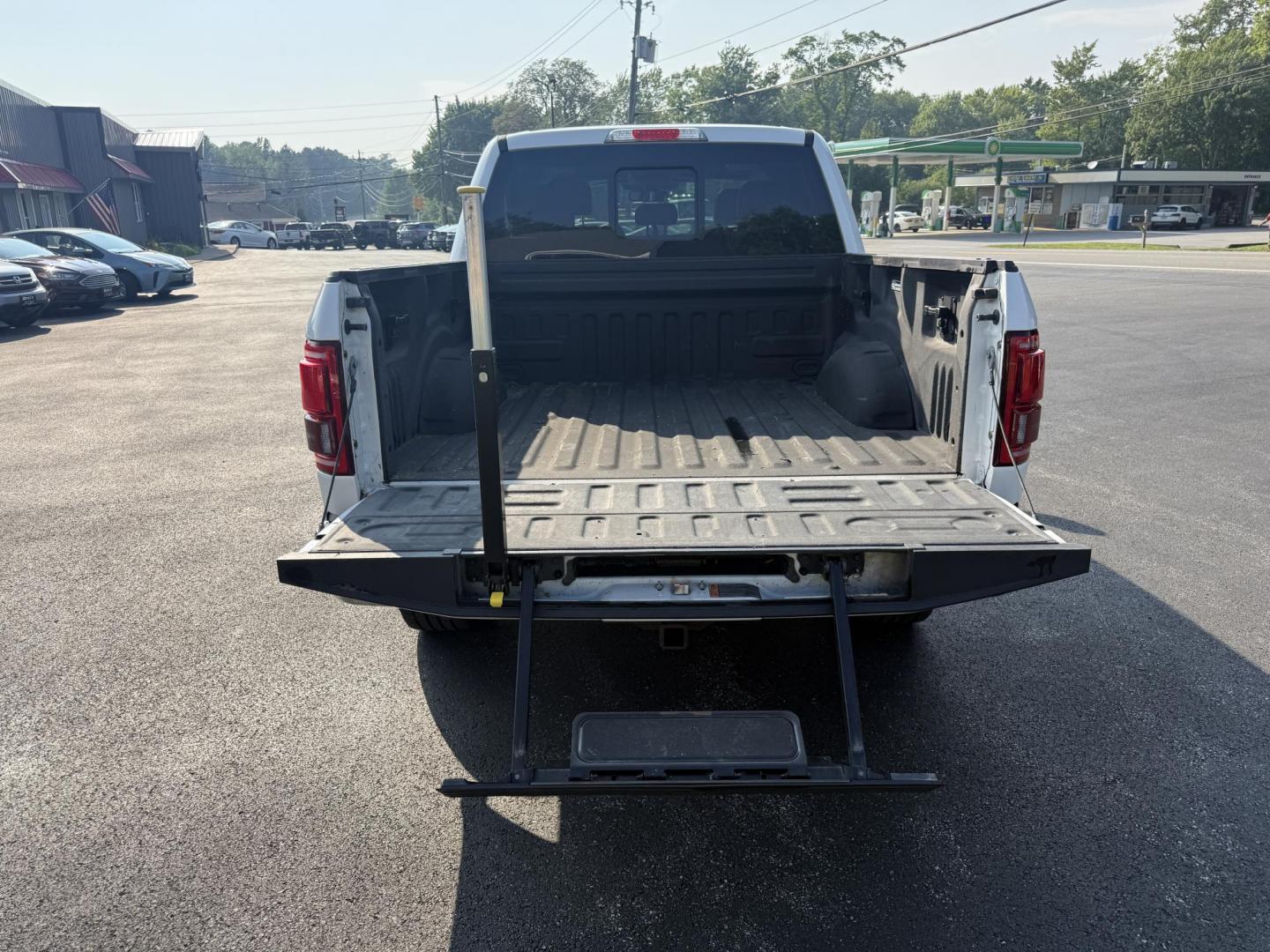 2016 White /Black Ford F-150 Lariat SuperCrew 5.5-ft. Bed 4WD (1FTEW1EG4GF) with an 3.5L V6 TWIN TURBO engine, 6A transmission, located at 11115 Chardon Rd. , Chardon, OH, 44024, (440) 214-9705, 41.580246, -81.241943 - This One Owner 2016 Ford F-150 Lariat Crew Cab is a high-performance pickup truck featuring a 3.5L twin-turbo EcoBoost V6 engine, producing 365 HP and 420 lb-ft of torque, paired with a 6-speed automatic transmission and 3.55 gearing. It boasts a luxurious leather interior with heated and cooled pow - Photo#13