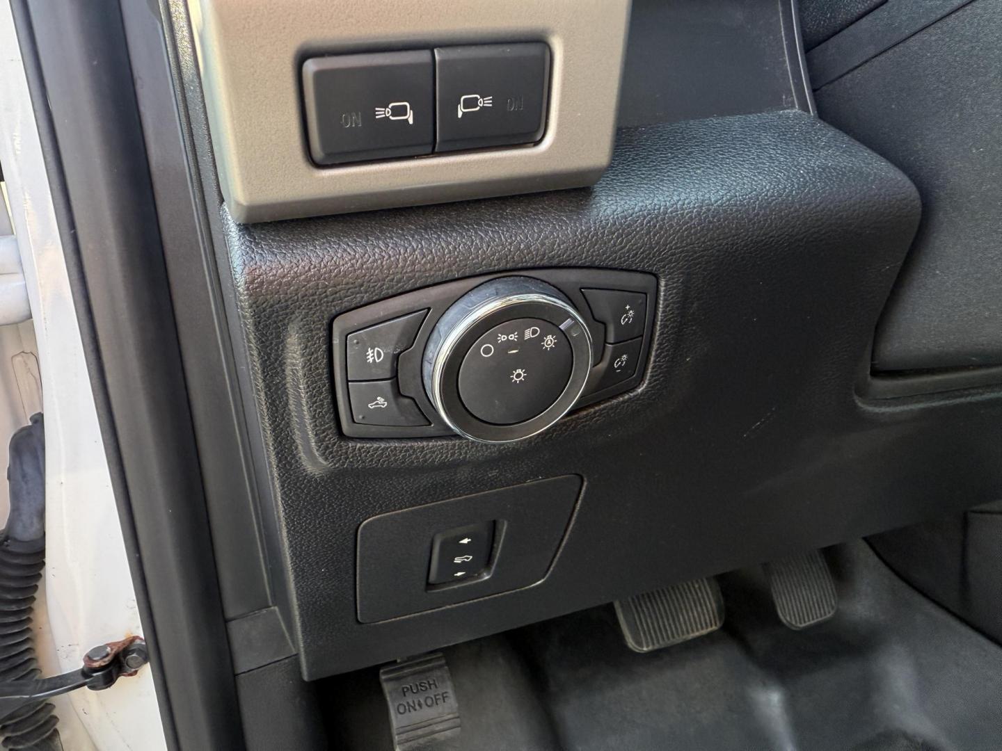 2016 White /Black Ford F-150 Lariat SuperCrew 5.5-ft. Bed 4WD (1FTEW1EG4GF) with an 3.5L V6 TWIN TURBO engine, 6A transmission, located at 11115 Chardon Rd. , Chardon, OH, 44024, (440) 214-9705, 41.580246, -81.241943 - This One Owner 2016 Ford F-150 Lariat Crew Cab is a high-performance pickup truck featuring a 3.5L twin-turbo EcoBoost V6 engine, producing 365 HP and 420 lb-ft of torque, paired with a 6-speed automatic transmission and 3.55 gearing. It boasts a luxurious leather interior with heated and cooled pow - Photo#29