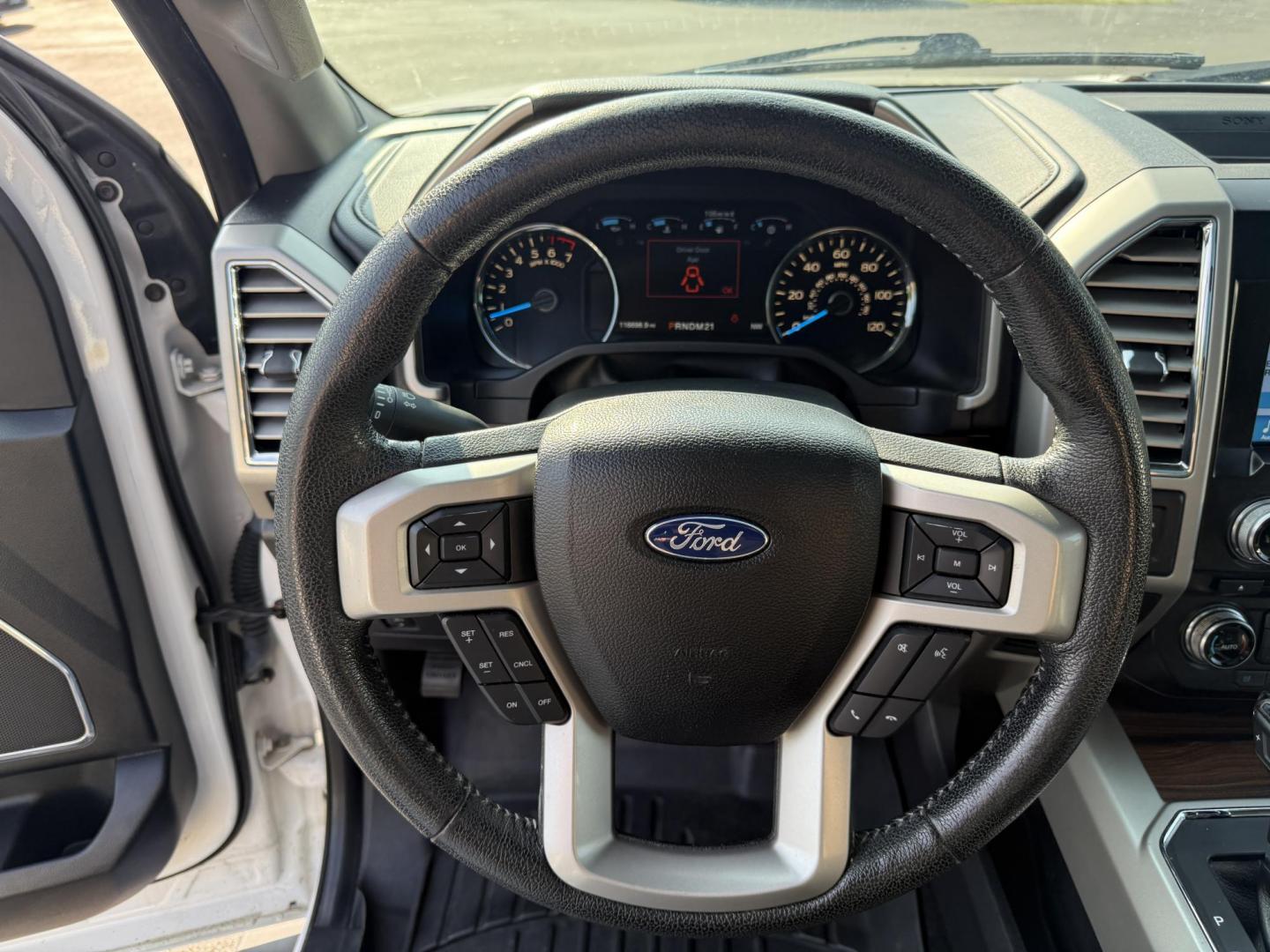 2016 White /Black Ford F-150 Lariat SuperCrew 5.5-ft. Bed 4WD (1FTEW1EG4GF) with an 3.5L V6 TWIN TURBO engine, 6A transmission, located at 11115 Chardon Rd. , Chardon, OH, 44024, (440) 214-9705, 41.580246, -81.241943 - This One Owner 2016 Ford F-150 Lariat Crew Cab is a high-performance pickup truck featuring a 3.5L twin-turbo EcoBoost V6 engine, producing 365 HP and 420 lb-ft of torque, paired with a 6-speed automatic transmission and 3.55 gearing. It boasts a luxurious leather interior with heated and cooled pow - Photo#32