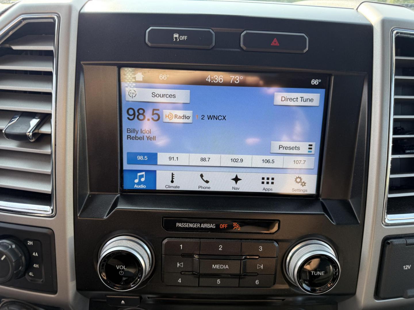 2016 White /Black Ford F-150 Lariat SuperCrew 5.5-ft. Bed 4WD (1FTEW1EG4GF) with an 3.5L V6 TWIN TURBO engine, 6A transmission, located at 11115 Chardon Rd. , Chardon, OH, 44024, (440) 214-9705, 41.580246, -81.241943 - This One Owner 2016 Ford F-150 Lariat Crew Cab is a high-performance pickup truck featuring a 3.5L twin-turbo EcoBoost V6 engine, producing 365 HP and 420 lb-ft of torque, paired with a 6-speed automatic transmission and 3.55 gearing. It boasts a luxurious leather interior with heated and cooled pow - Photo#34