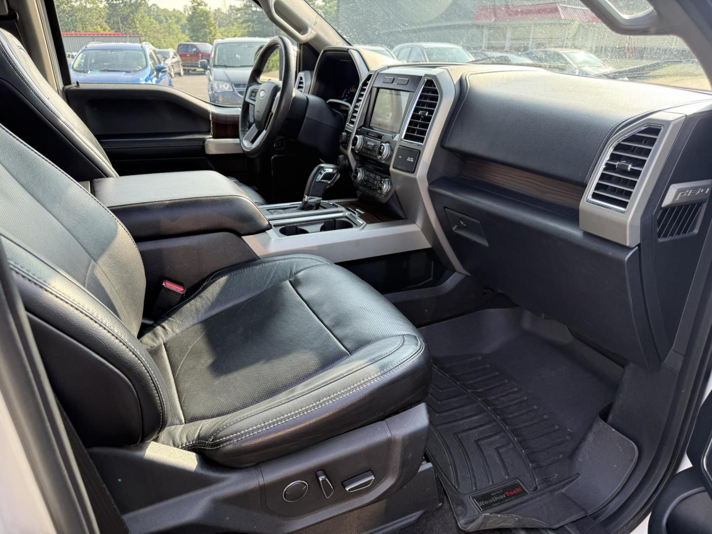 2016 White /Black Ford F-150 Lariat SuperCrew 5.5-ft. Bed 4WD (1FTEW1EG4GF) with an 3.5L V6 TWIN TURBO engine, 6A transmission, located at 11115 Chardon Rd. , Chardon, OH, 44024, (440) 214-9705, 41.580246, -81.241943 - This One Owner 2016 Ford F-150 Lariat Crew Cab is a high-performance pickup truck featuring a 3.5L twin-turbo EcoBoost V6 engine, producing 365 HP and 420 lb-ft of torque, paired with a 6-speed automatic transmission and 3.55 gearing. It boasts a luxurious leather interior with heated and cooled pow - Photo#52