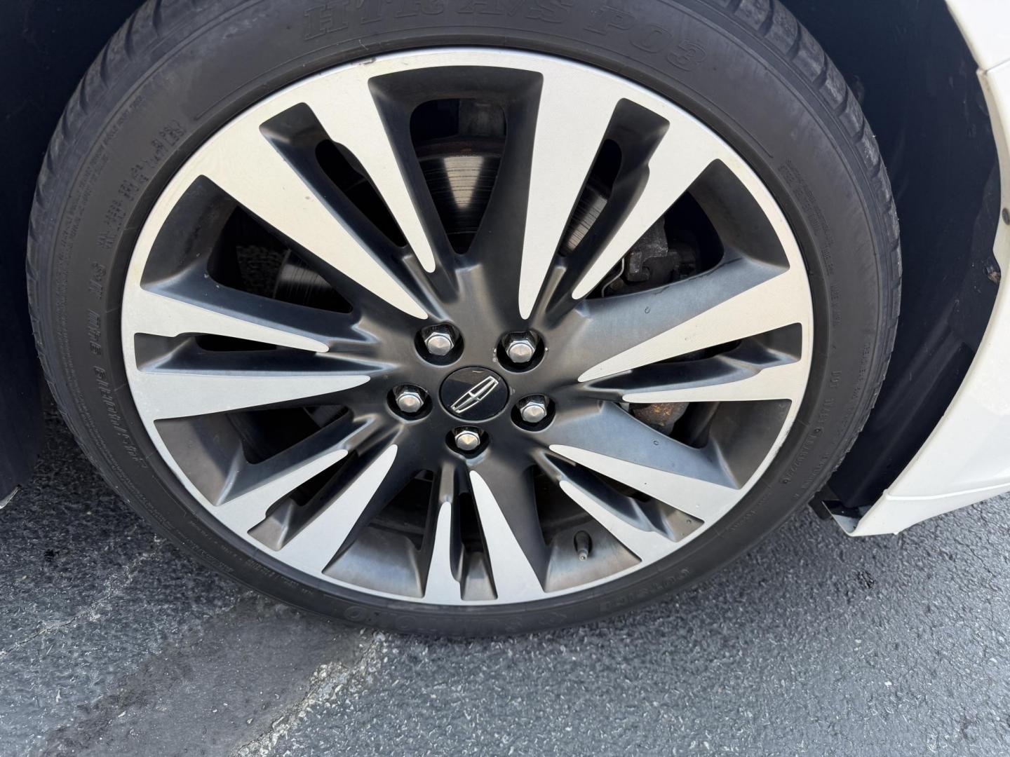 2017 White /Brown Lincoln MKZ Reserve AWD (3LN6L5FC1HR) with an 3.0 V6 TWIN TURBO engine, 6A transmission, located at 11115 Chardon Rd. , Chardon, OH, 44024, (440) 214-9705, 41.580246, -81.241943 - This 2017 Lincoln MKZ Reserve AWD with the 3.0L twin-turbo EcoBoost V6 engine delivers a luxurious and performance-oriented driving experience, producing 400 horsepower and accelerating from 0-60 mph in about 4.8 seconds. It features a refined leather interior with heated and cooled front seats, an - Photo#4