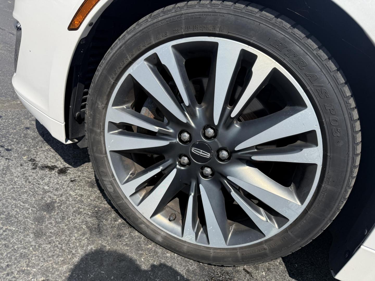 2017 White /Brown Lincoln MKZ Reserve AWD (3LN6L5FC1HR) with an 3.0 V6 TWIN TURBO engine, 6A transmission, located at 11115 Chardon Rd. , Chardon, OH, 44024, (440) 214-9705, 41.580246, -81.241943 - This 2017 Lincoln MKZ Reserve AWD with the 3.0L twin-turbo EcoBoost V6 engine delivers a luxurious and performance-oriented driving experience, producing 400 horsepower and accelerating from 0-60 mph in about 4.8 seconds. It features a refined leather interior with heated and cooled front seats, an - Photo#13