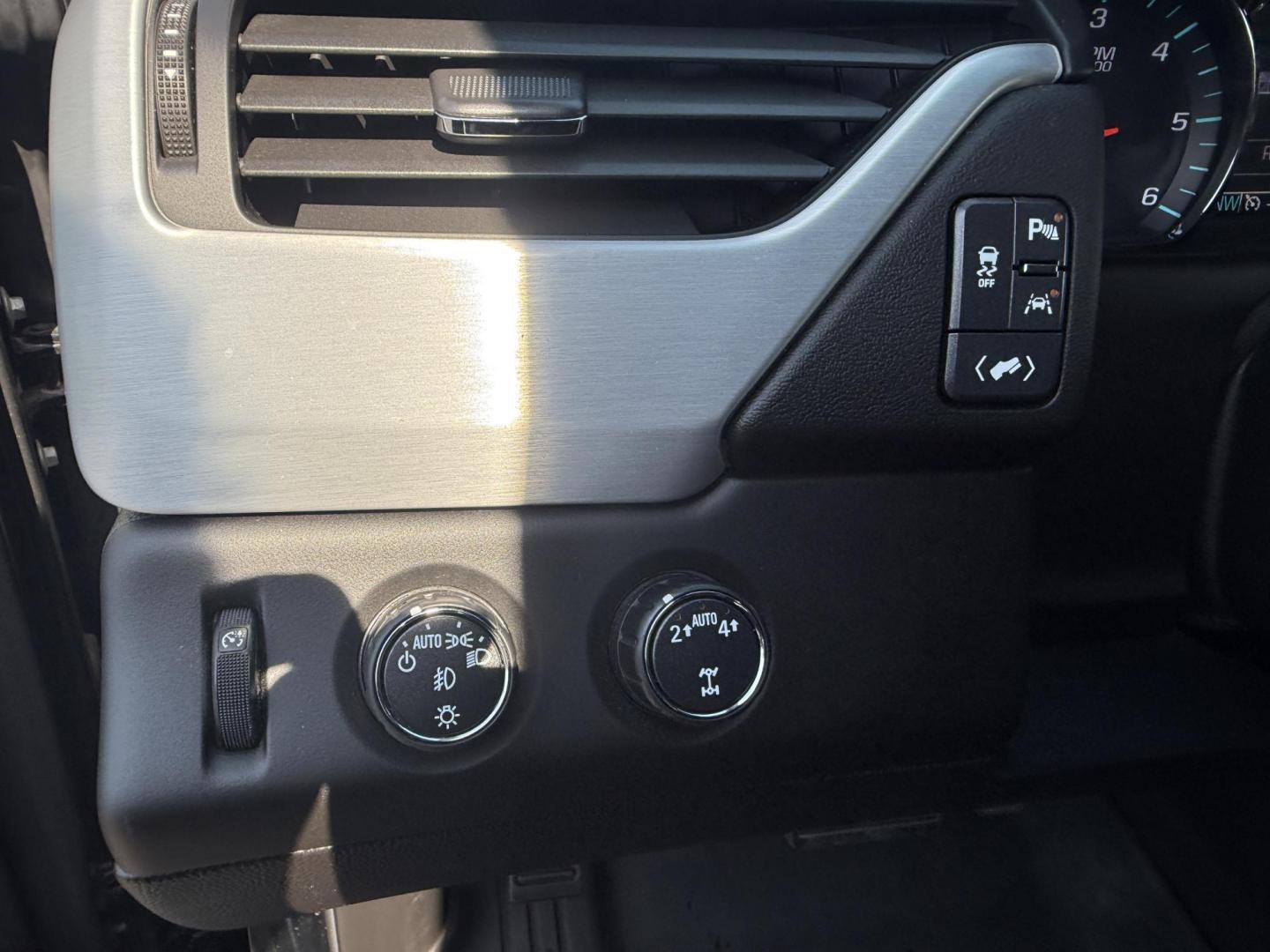 2017 Black /Black GMC Yukon SLT 4WD (1GKS2BKC9HR) with an 5.3L V8 OHV 16V FFV engine, 6A transmission, located at 11115 Chardon Rd. , Chardon, OH, 44024, (440) 214-9705, 41.580246, -81.241943 - This 2017 GMC Yukon SLT 4WD is a full-size SUV powered by a 5.3L EcoTec3 V8 engine and 6-speed automatic transmission with 3.08 gearing, offering a 6,200-pound towing capacity and FlexFuel capability. It features a luxurious leather interior with heated and cooled power front seats, heated second-r - Photo#24