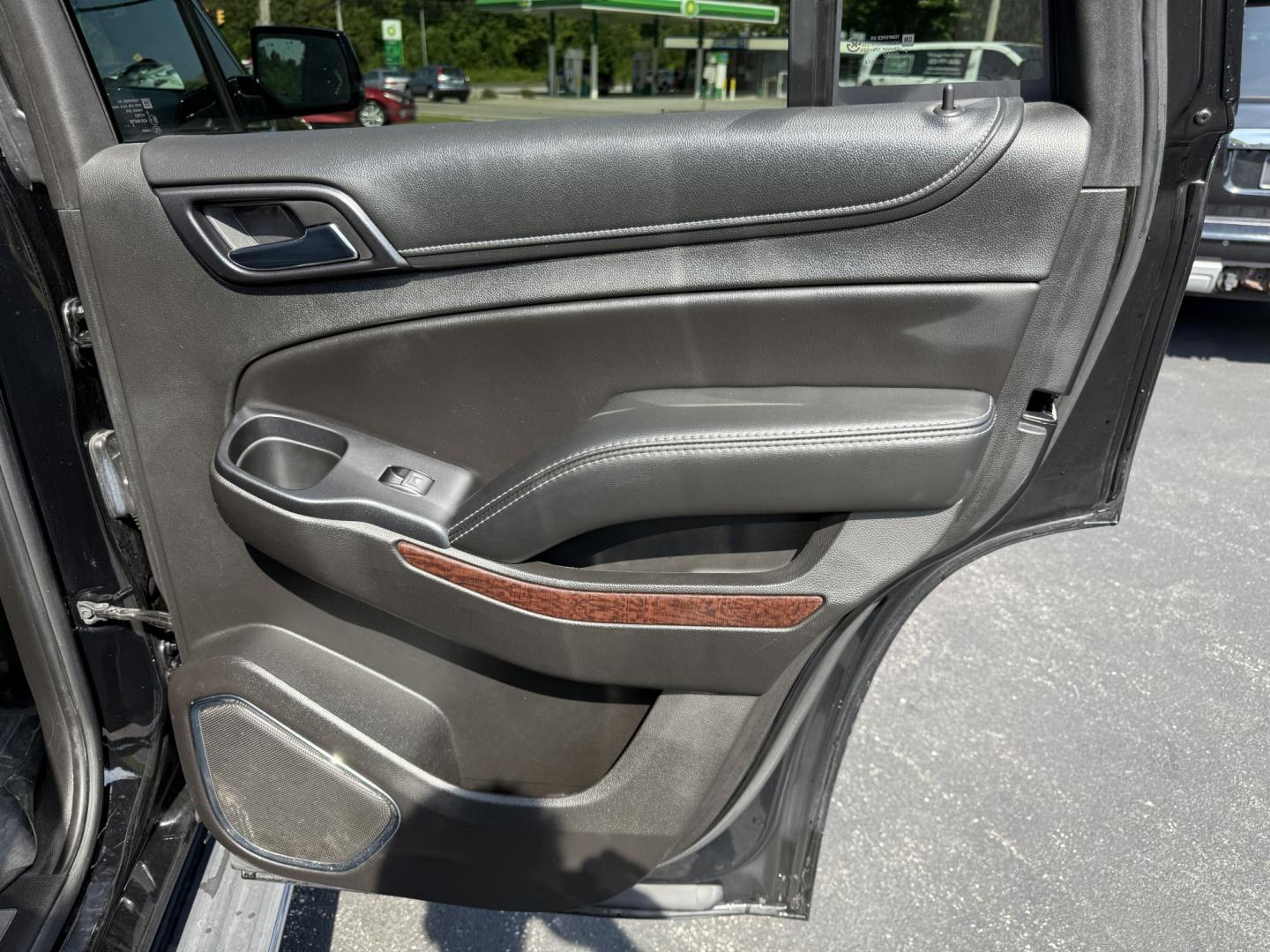 2017 Black /Black GMC Yukon SLT 4WD (1GKS2BKC9HR) with an 5.3L V8 OHV 16V FFV engine, 6A transmission, located at 11115 Chardon Rd. , Chardon, OH, 44024, (440) 214-9705, 41.580246, -81.241943 - This 2017 GMC Yukon SLT 4WD is a full-size SUV powered by a 5.3L EcoTec3 V8 engine and 6-speed automatic transmission with 3.08 gearing, offering a 6,200-pound towing capacity and FlexFuel capability. It features a luxurious leather interior with heated and cooled power front seats, heated second-r - Photo#43