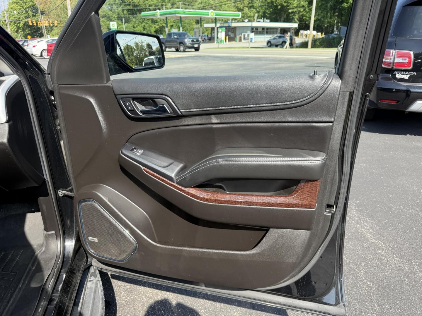 2017 Black /Black GMC Yukon SLT 4WD (1GKS2BKC9HR) with an 5.3L V8 OHV 16V FFV engine, 6A transmission, located at 11115 Chardon Rd. , Chardon, OH, 44024, (440) 214-9705, 41.580246, -81.241943 - This 2017 GMC Yukon SLT 4WD is a full-size SUV powered by a 5.3L EcoTec3 V8 engine and 6-speed automatic transmission with 3.08 gearing, offering a 6,200-pound towing capacity and FlexFuel capability. It features a luxurious leather interior with heated and cooled power front seats, heated second-r - Photo#49