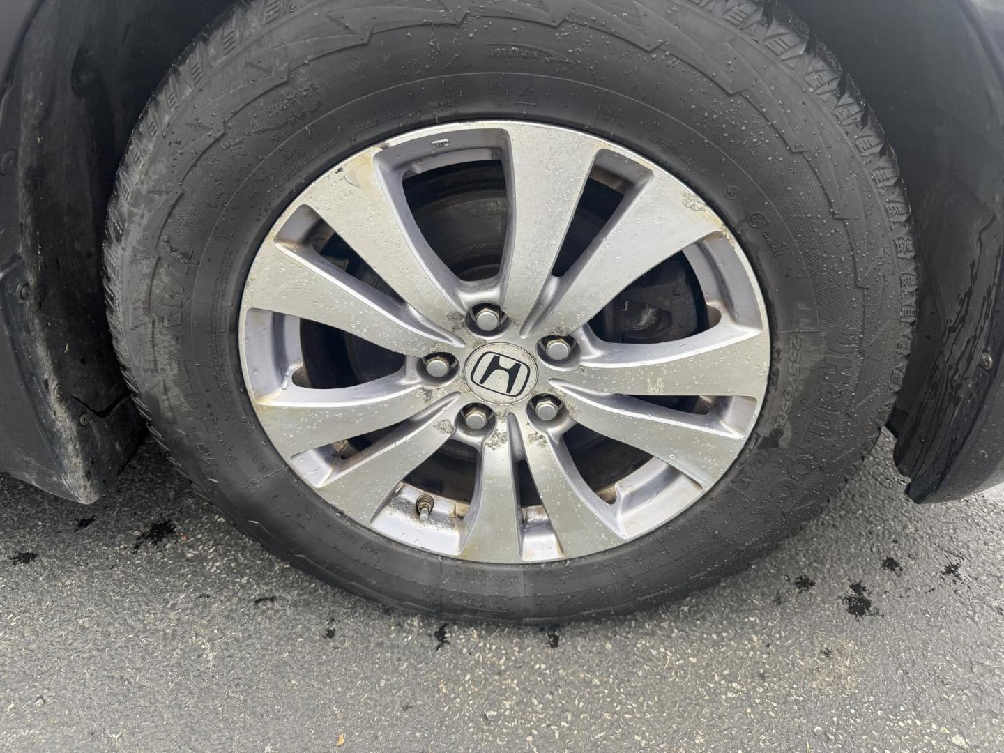 2014 Black /Gray Honda Odyssey EX-L (5FNRL5H6XEB) with an 3.5L V6 SOHC 24V engine, 6-Speed Automatic transmission, located at 547 E. Main St., Orwell, OH, 44076, (440) 437-5893, 41.535435, -80.847855 - This 2014 Honda Odyssey EX-L with Navigation is a well-equipped minivan featuring a 3.5L V6 engine and a 6-speed automatic transmission, delivering up to 27 MPG on the highway. It offers a comfortable ride with leather, heated, and power front seats, tri-zone automatic climate control, and a power m - Photo#4