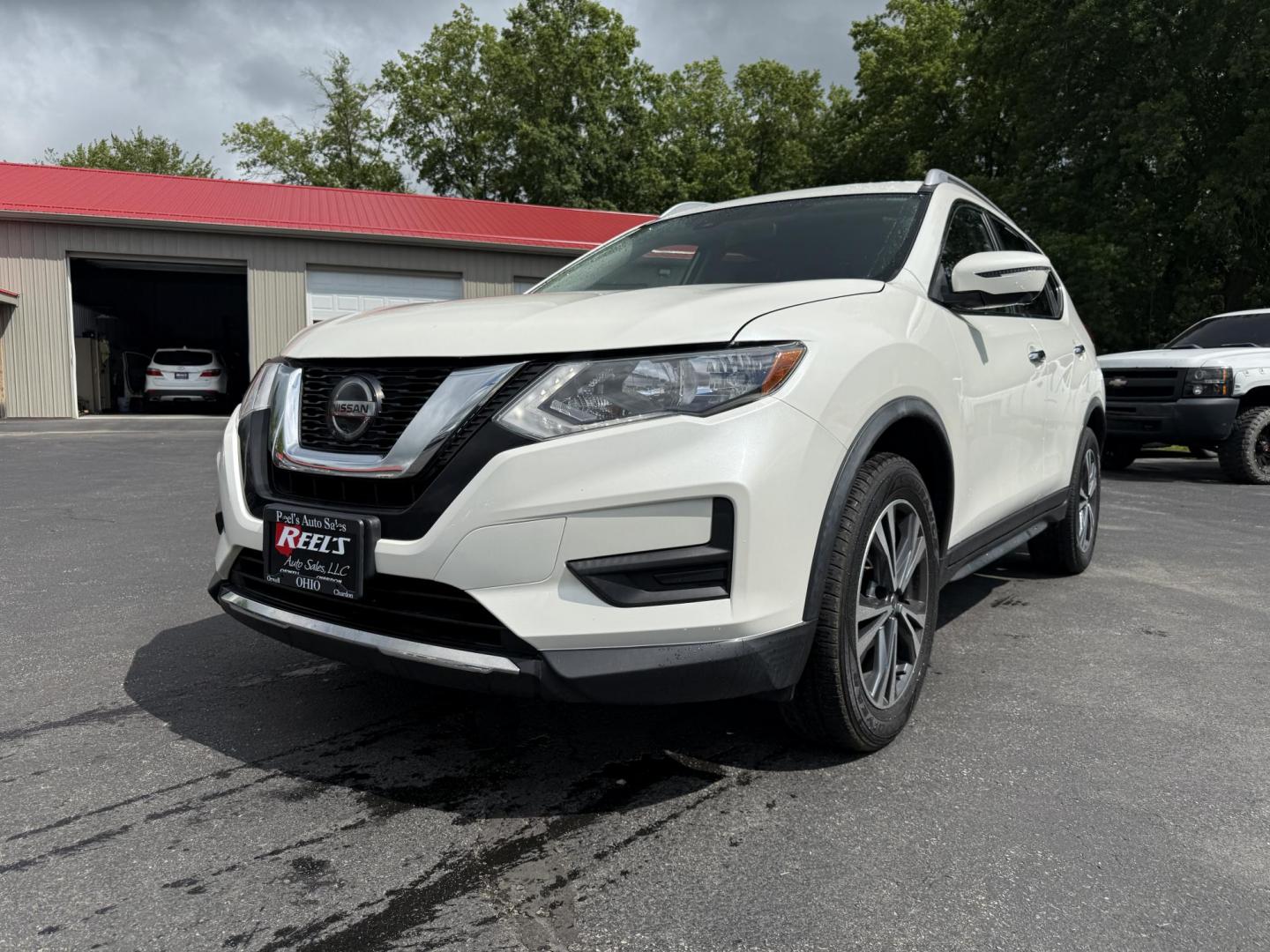 2019 White /Black Nissan Rogue SL AWD (JN8AT2MV6KW) with an 2.5L I4 DOHC 16V engine, Automatic transmission, located at 547 E. Main St., Orwell, OH, 44076, (440) 437-5893, 41.535435, -80.847855 - This 2019 Nissan Rogue SV AWD offers a fuel-efficient 2.5L I4 engine with an impressive 32 MPG highway rating and features a suite of advanced safety technologies, including Forward Collision Warning, Adaptive Cruise Control, Lane Keep Assist, Blind Spot Monitoring, and a 360-degree camera. Comfort - Photo#0