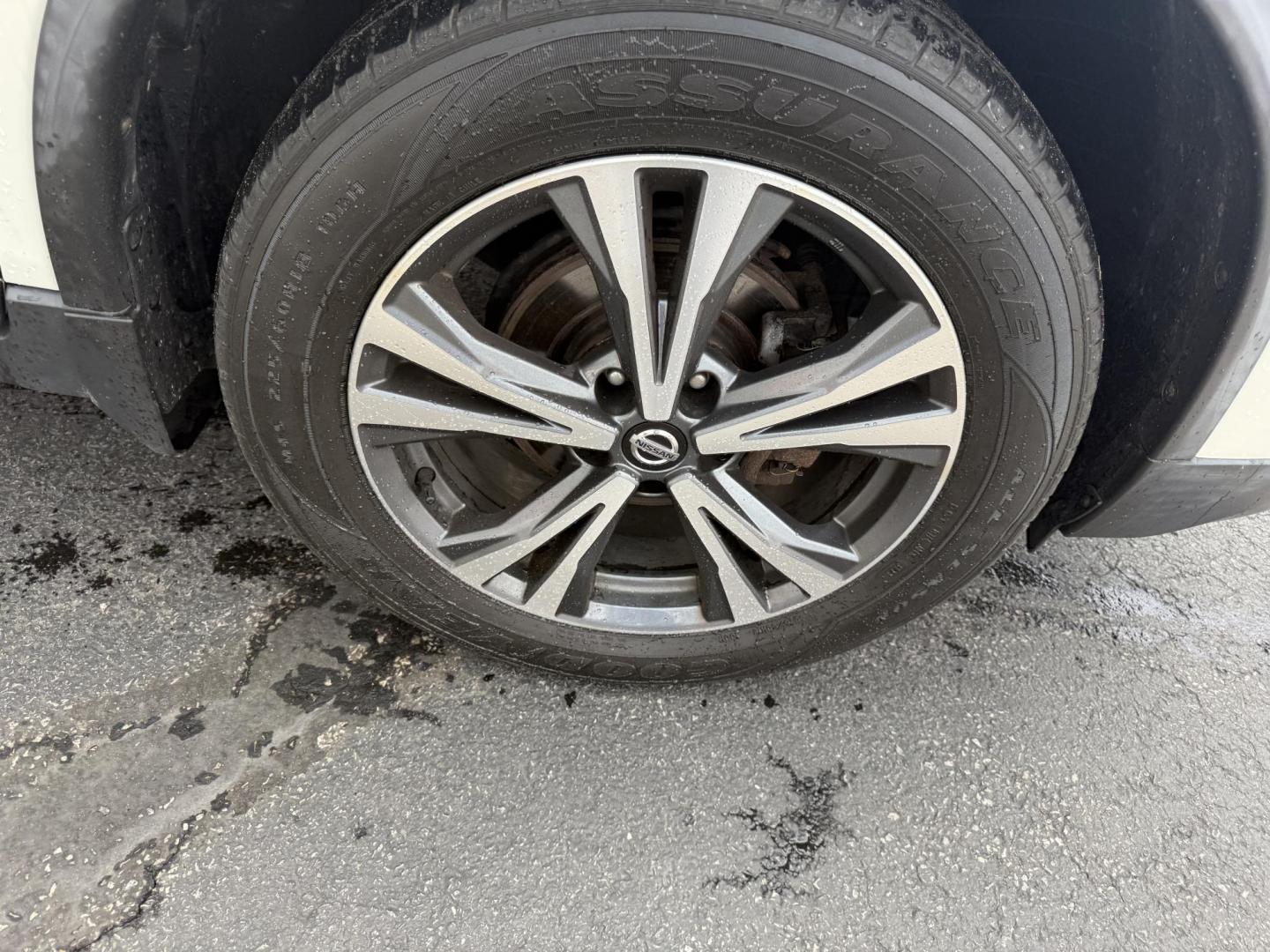 2019 White /Black Nissan Rogue SL AWD (JN8AT2MV6KW) with an 2.5L I4 DOHC 16V engine, Automatic transmission, located at 547 E. Main St., Orwell, OH, 44076, (440) 437-5893, 41.535435, -80.847855 - This 2019 Nissan Rogue SV AWD offers a fuel-efficient 2.5L I4 engine with an impressive 32 MPG highway rating and features a suite of advanced safety technologies, including Forward Collision Warning, Adaptive Cruise Control, Lane Keep Assist, Blind Spot Monitoring, and a 360-degree camera. Comfort - Photo#4