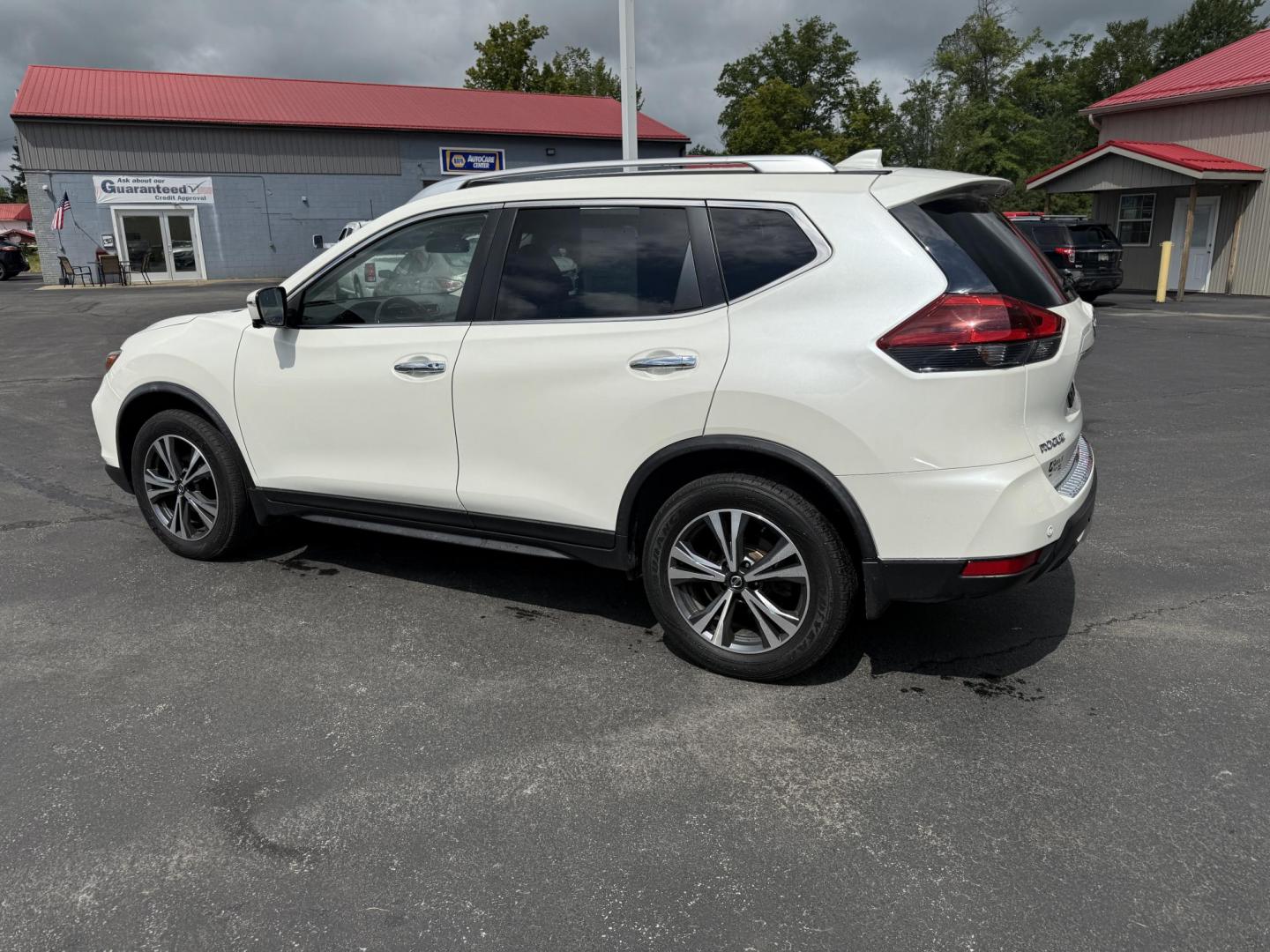 2019 White /Black Nissan Rogue SL AWD (JN8AT2MV6KW) with an 2.5L I4 DOHC 16V engine, Automatic transmission, located at 547 E. Main St., Orwell, OH, 44076, (440) 437-5893, 41.535435, -80.847855 - This 2019 Nissan Rogue SV AWD offers a fuel-efficient 2.5L I4 engine with an impressive 32 MPG highway rating and features a suite of advanced safety technologies, including Forward Collision Warning, Adaptive Cruise Control, Lane Keep Assist, Blind Spot Monitoring, and a 360-degree camera. Comfort - Photo#10