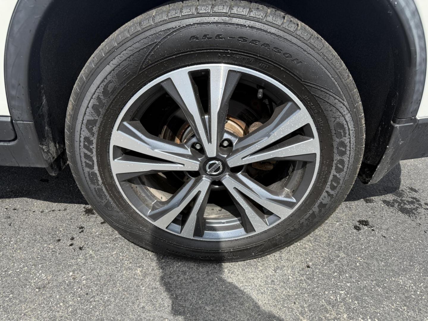2019 White /Black Nissan Rogue SL AWD (JN8AT2MV6KW) with an 2.5L I4 DOHC 16V engine, Automatic transmission, located at 547 E. Main St., Orwell, OH, 44076, (440) 437-5893, 41.535435, -80.847855 - This 2019 Nissan Rogue SV AWD offers a fuel-efficient 2.5L I4 engine with an impressive 32 MPG highway rating and features a suite of advanced safety technologies, including Forward Collision Warning, Adaptive Cruise Control, Lane Keep Assist, Blind Spot Monitoring, and a 360-degree camera. Comfort - Photo#11