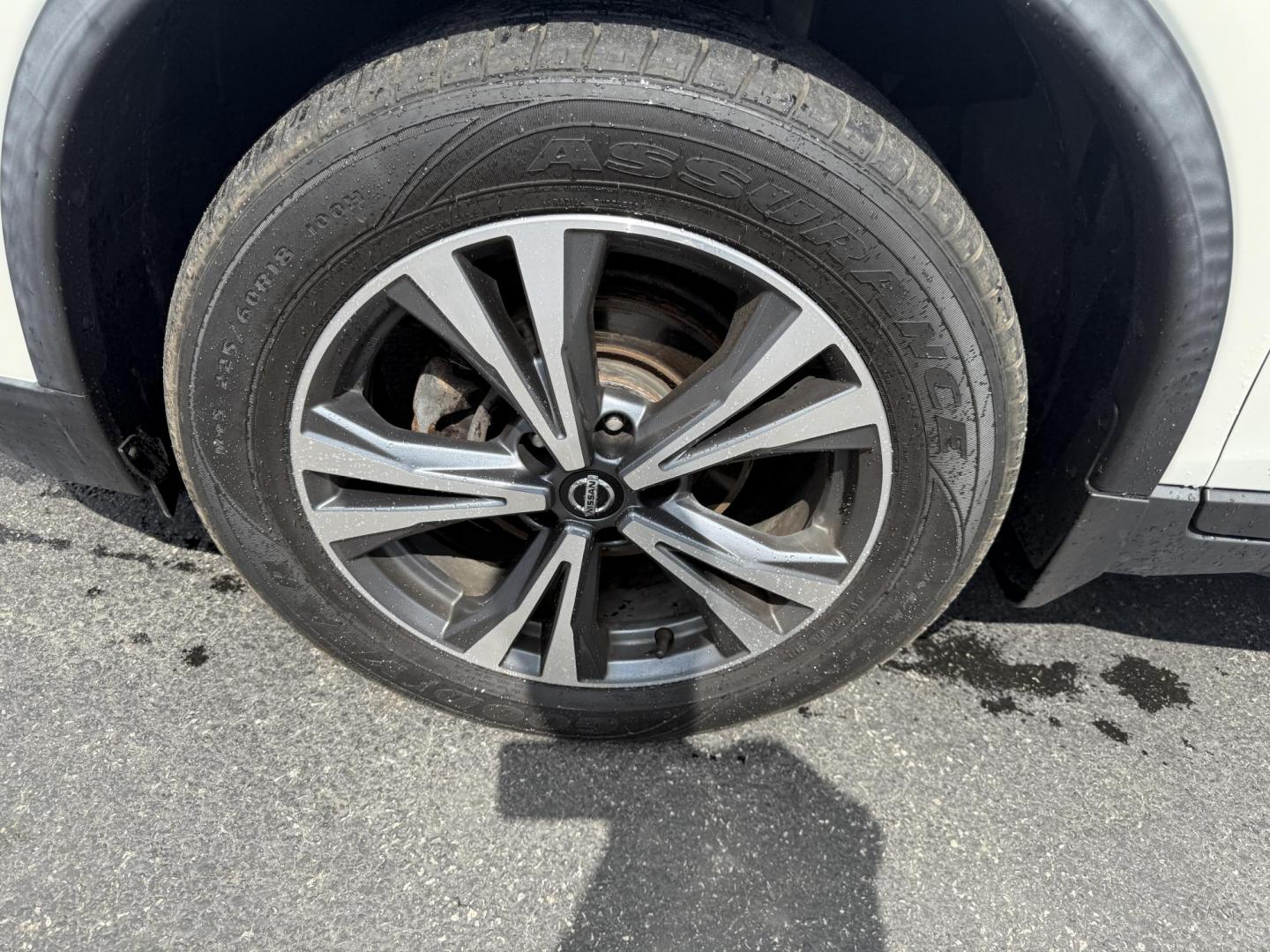 2019 White /Black Nissan Rogue SL AWD (JN8AT2MV6KW) with an 2.5L I4 DOHC 16V engine, Automatic transmission, located at 547 E. Main St., Orwell, OH, 44076, (440) 437-5893, 41.535435, -80.847855 - This 2019 Nissan Rogue SV AWD offers a fuel-efficient 2.5L I4 engine with an impressive 32 MPG highway rating and features a suite of advanced safety technologies, including Forward Collision Warning, Adaptive Cruise Control, Lane Keep Assist, Blind Spot Monitoring, and a 360-degree camera. Comfort - Photo#13