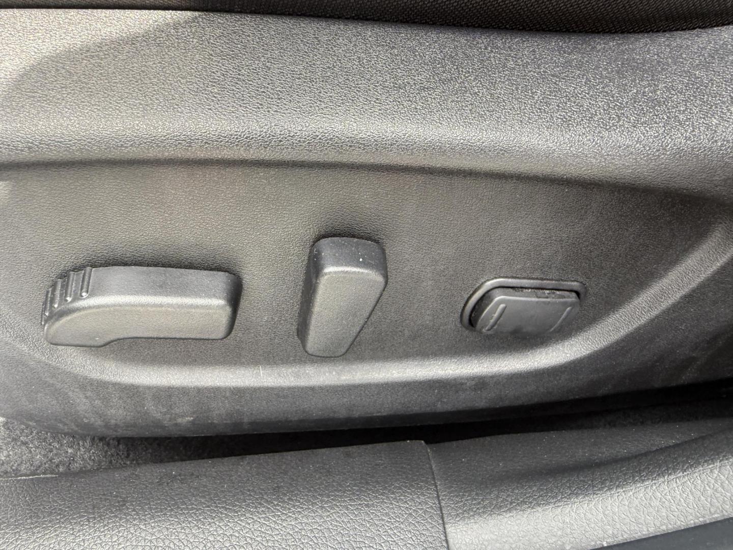 2019 White /Black Nissan Rogue SL AWD (JN8AT2MV6KW) with an 2.5L I4 DOHC 16V engine, Automatic transmission, located at 547 E. Main St., Orwell, OH, 44076, (440) 437-5893, 41.535435, -80.847855 - This 2019 Nissan Rogue SV AWD offers a fuel-efficient 2.5L I4 engine with an impressive 32 MPG highway rating and features a suite of advanced safety technologies, including Forward Collision Warning, Adaptive Cruise Control, Lane Keep Assist, Blind Spot Monitoring, and a 360-degree camera. Comfort - Photo#19