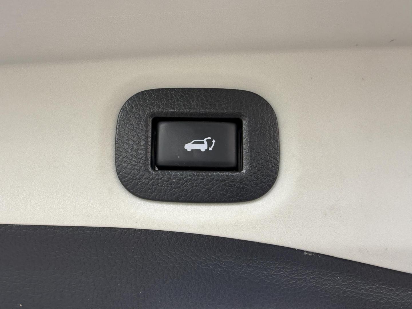 2019 White /Black Nissan Rogue SL AWD (JN8AT2MV6KW) with an 2.5L I4 DOHC 16V engine, Automatic transmission, located at 547 E. Main St., Orwell, OH, 44076, (440) 437-5893, 41.535435, -80.847855 - This 2019 Nissan Rogue SV AWD offers a fuel-efficient 2.5L I4 engine with an impressive 32 MPG highway rating and features a suite of advanced safety technologies, including Forward Collision Warning, Adaptive Cruise Control, Lane Keep Assist, Blind Spot Monitoring, and a 360-degree camera. Comfort - Photo#40