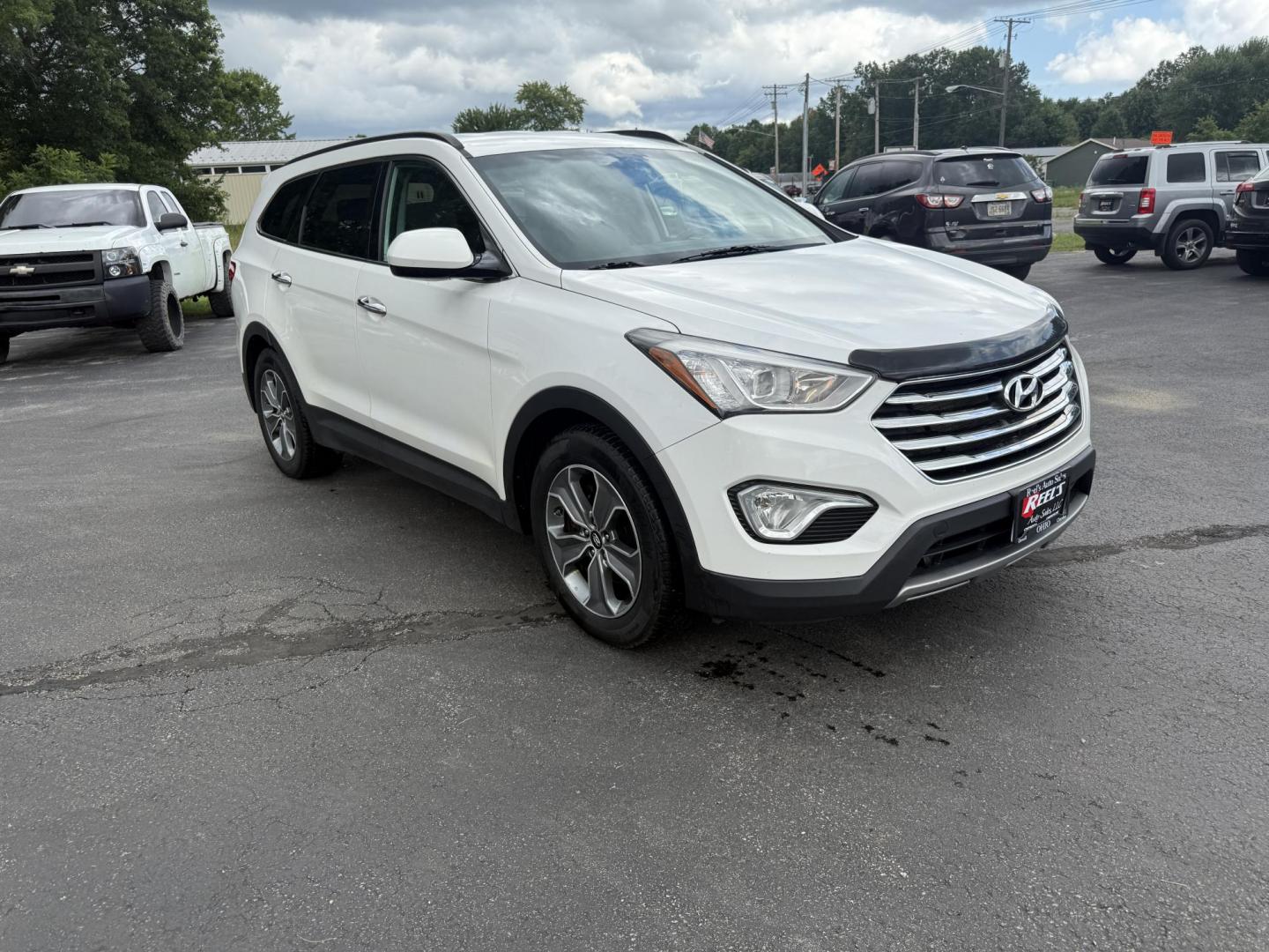 2016 White /Gray Hyundai Santa Fe SE AWD (KM8SMDHF7GU) with an 3.3L V6 DOHC 24V engine, 6A transmission, located at 547 E. Main St., Orwell, OH, 44076, (440) 437-5893, 41.535435, -80.847855 - Photo#2