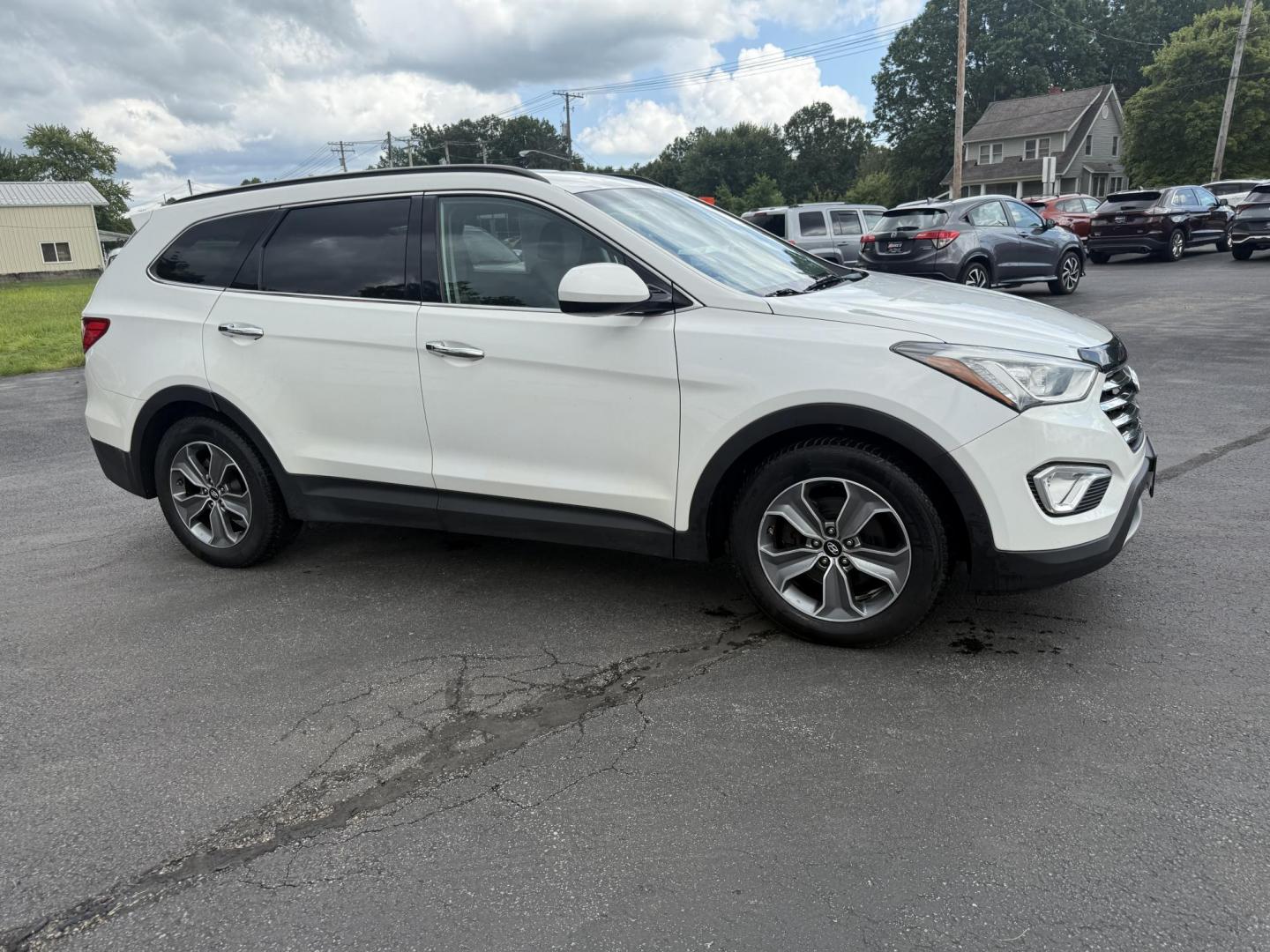 2016 White /Gray Hyundai Santa Fe SE AWD (KM8SMDHF7GU) with an 3.3L V6 DOHC 24V engine, 6A transmission, located at 547 E. Main St., Orwell, OH, 44076, (440) 437-5893, 41.535435, -80.847855 - Photo#3