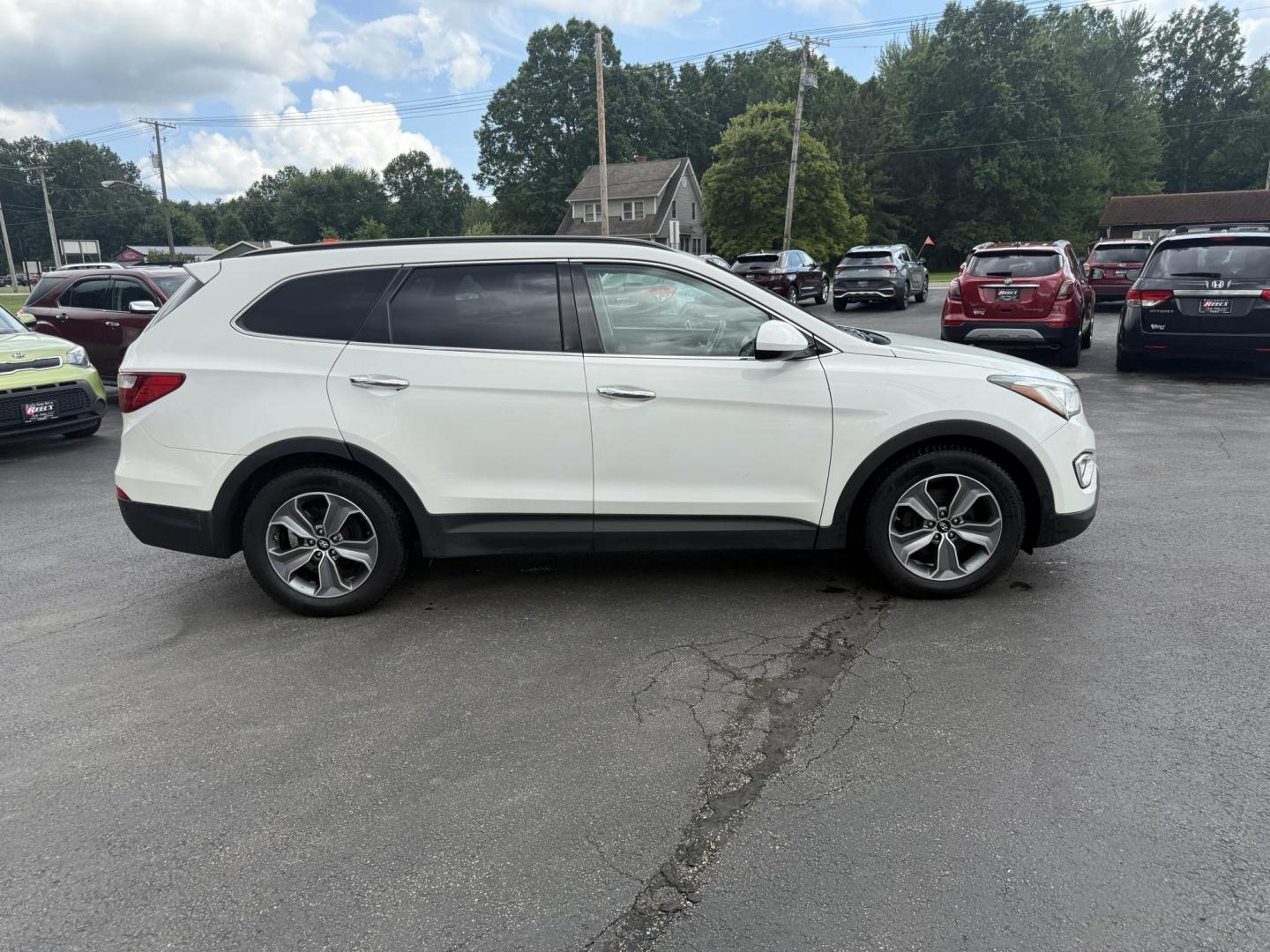 2016 White /Gray Hyundai Santa Fe SE AWD (KM8SMDHF7GU) with an 3.3L V6 DOHC 24V engine, 6A transmission, located at 547 E. Main St., Orwell, OH, 44076, (440) 437-5893, 41.535435, -80.847855 - Photo#5