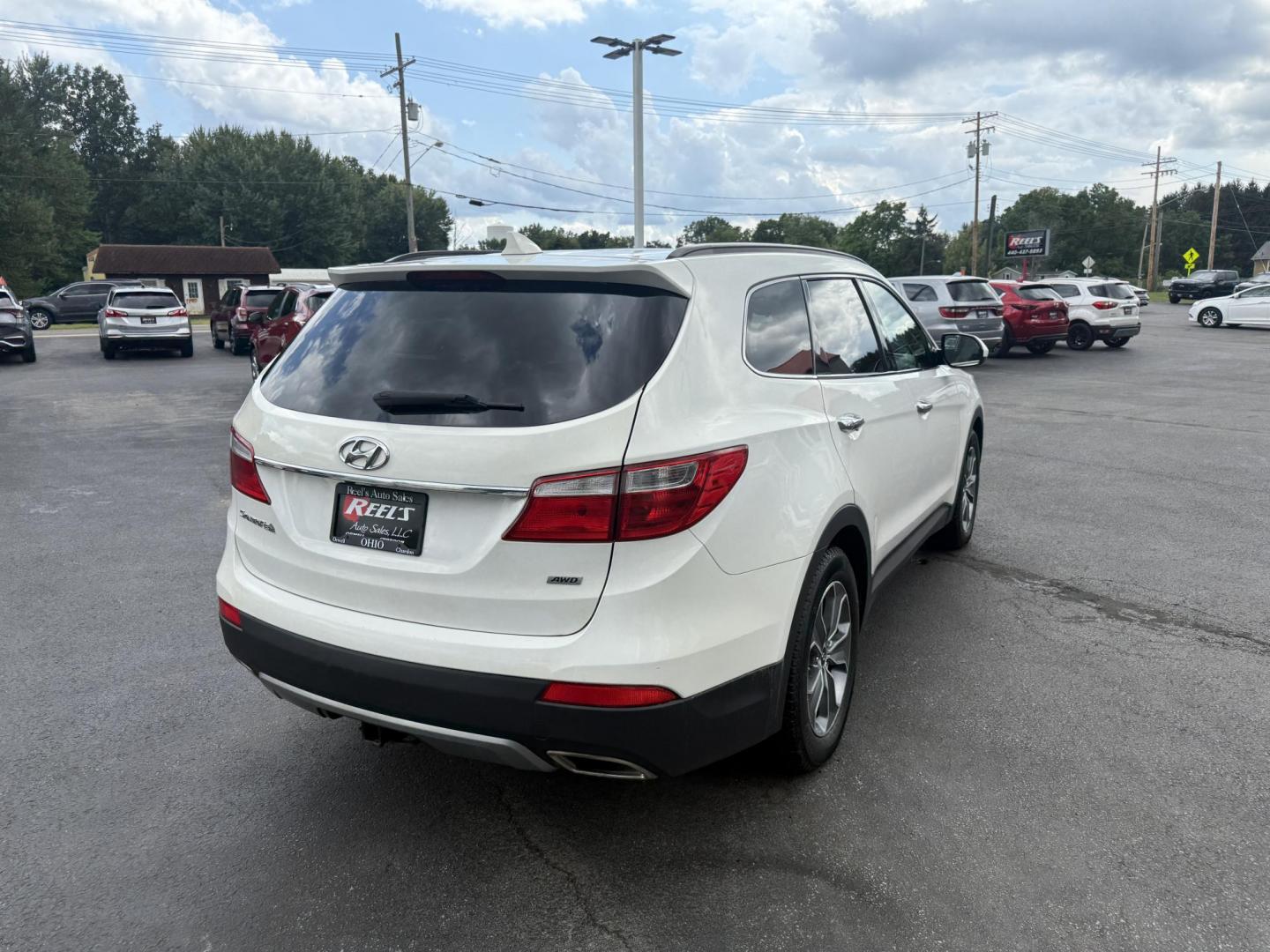 2016 White /Gray Hyundai Santa Fe SE AWD (KM8SMDHF7GU) with an 3.3L V6 DOHC 24V engine, 6A transmission, located at 547 E. Main St., Orwell, OH, 44076, (440) 437-5893, 41.535435, -80.847855 - Photo#7