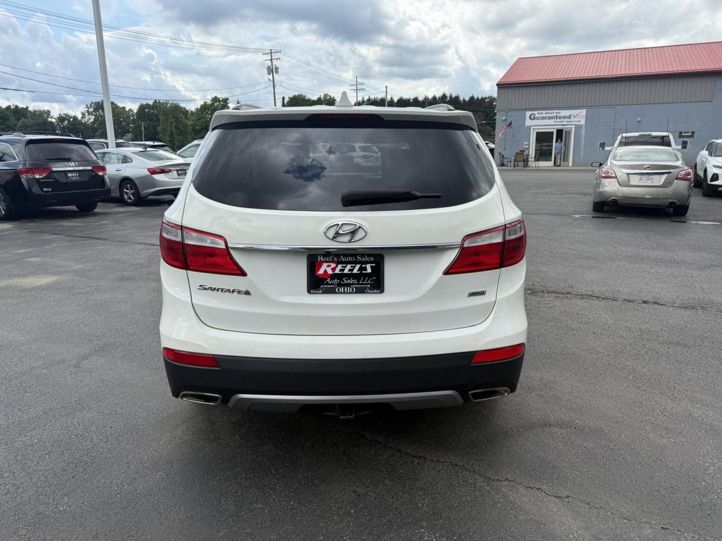 2016 White /Gray Hyundai Santa Fe SE AWD (KM8SMDHF7GU) with an 3.3L V6 DOHC 24V engine, 6A transmission, located at 547 E. Main St., Orwell, OH, 44076, (440) 437-5893, 41.535435, -80.847855 - Photo#8