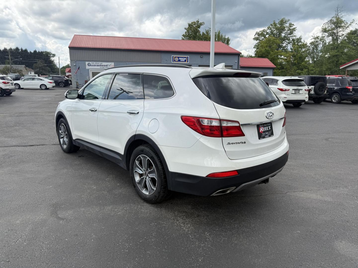 2016 White /Gray Hyundai Santa Fe SE AWD (KM8SMDHF7GU) with an 3.3L V6 DOHC 24V engine, 6A transmission, located at 547 E. Main St., Orwell, OH, 44076, (440) 437-5893, 41.535435, -80.847855 - Photo#10